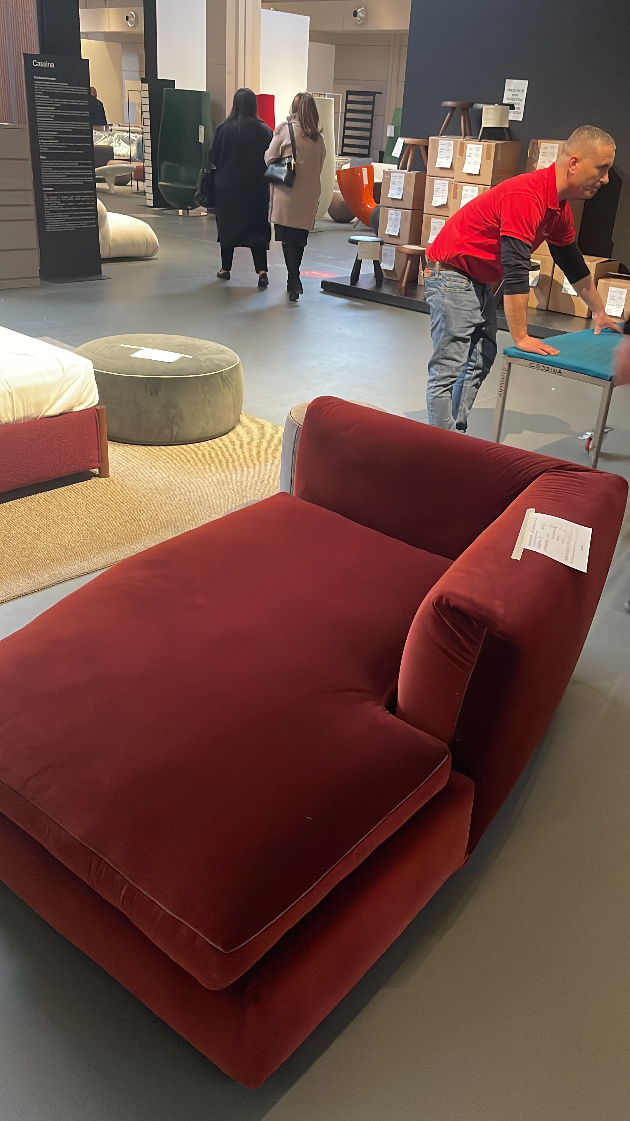 Divano angolare/chaise longue rivestito in velluto rosso di Rodolfo Dordoni, Cassina Brand