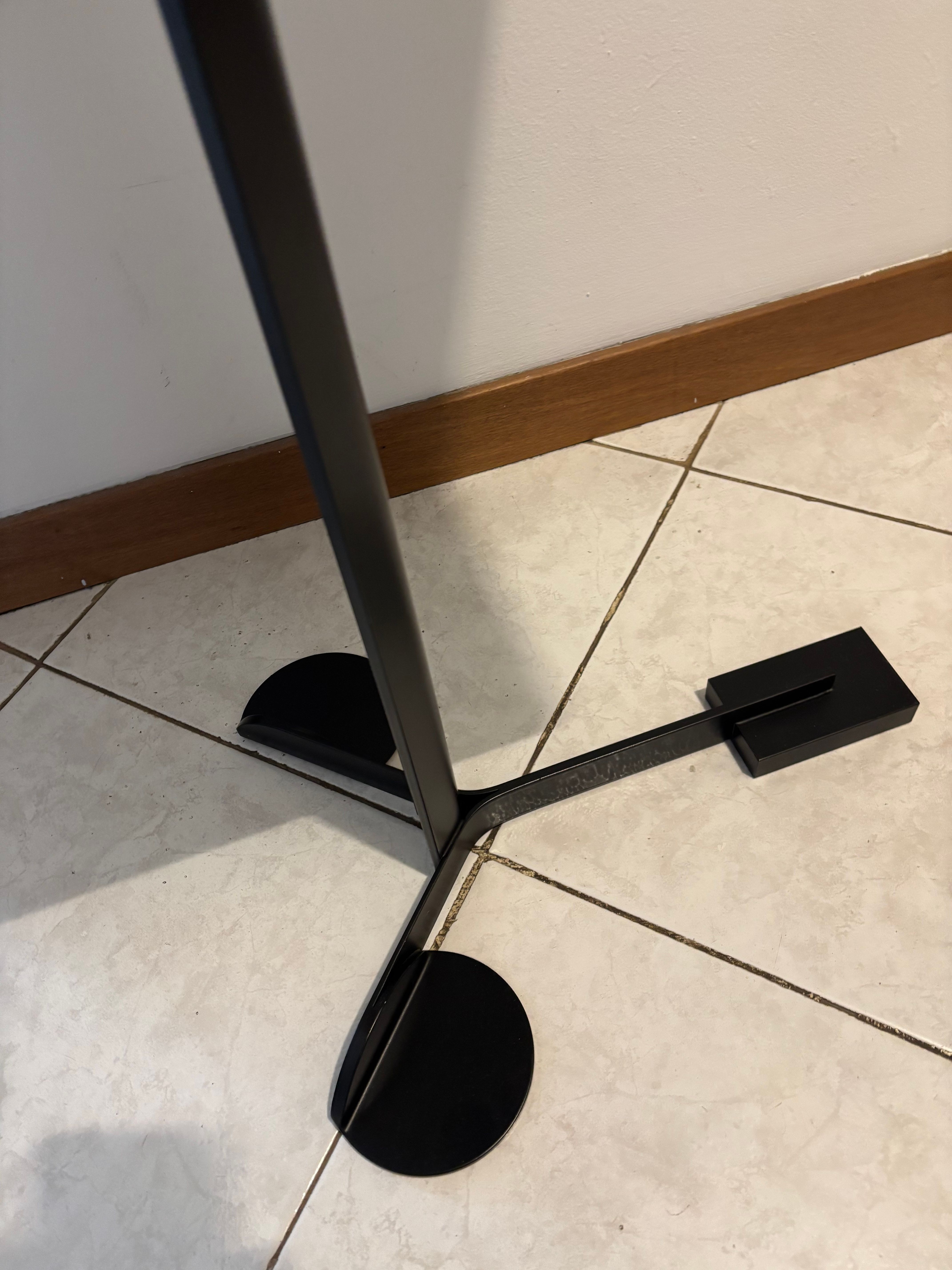 Tavolino Comodo in legno di Achille Castiglioni e Giancarlo Pozzi Details