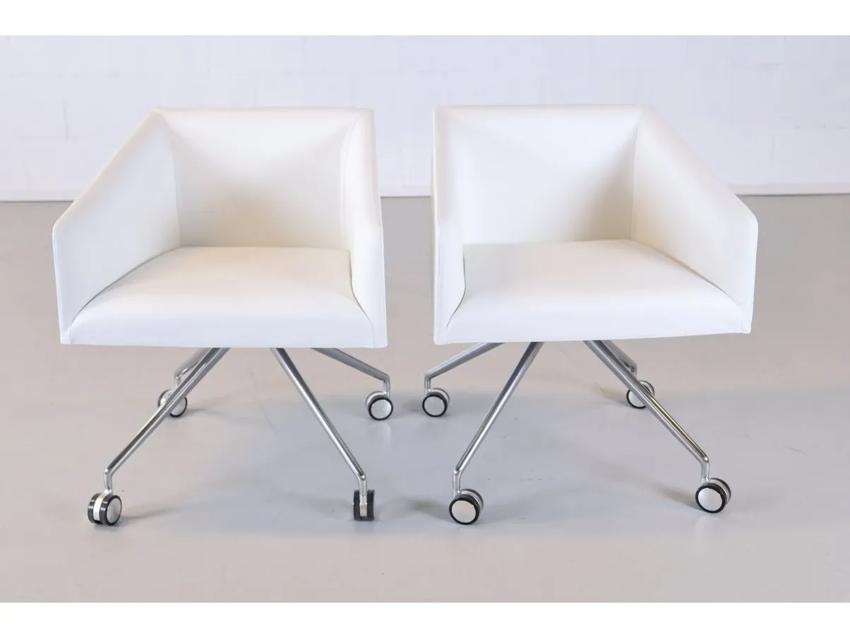 Set of 2 white Saari armchairs, Arper image