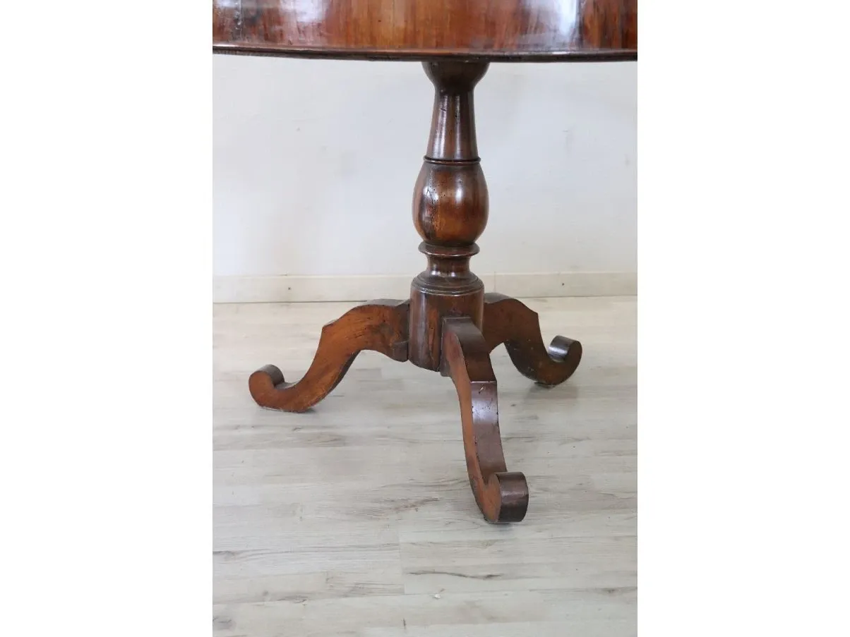 Runder antiker Nussbaumtisch aus Holz (19. Jahrhundert) 3