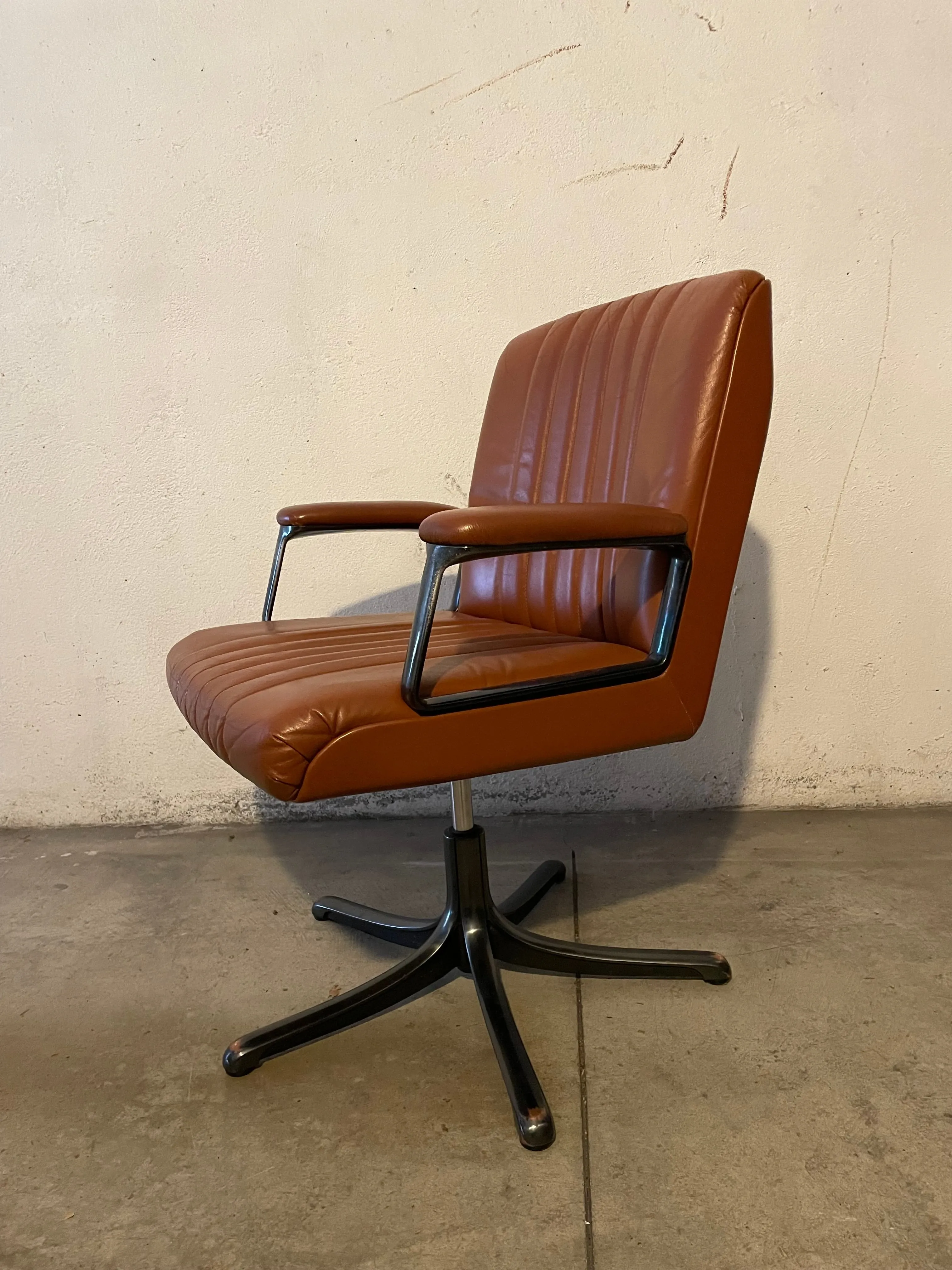 P126 leather office armchair, Tecno 6