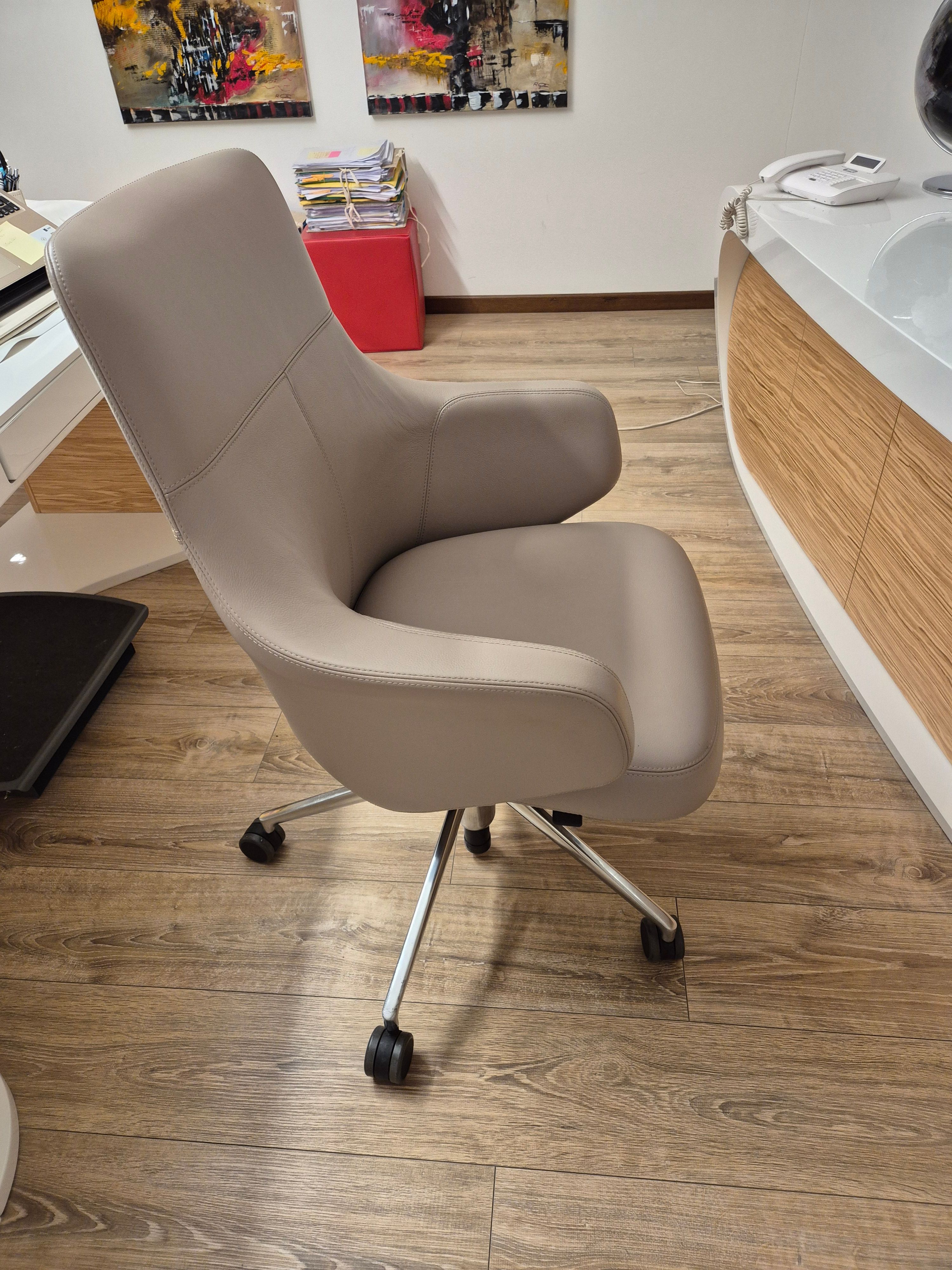 Poltrona girevole Grand Executive in pelle di Antonio Citterio Side