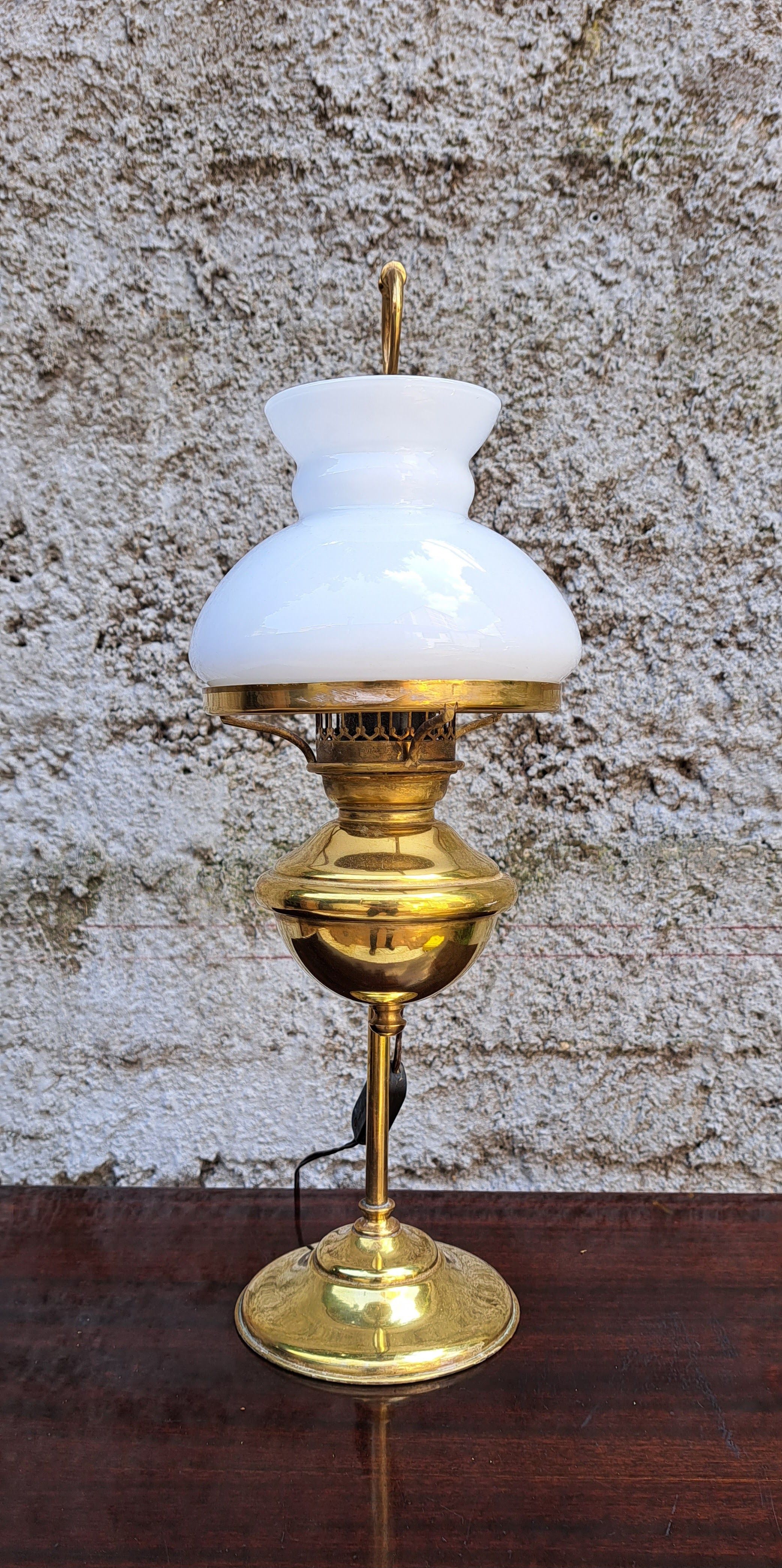 Lampada da tavolo a olio in ottone e vetro opalino vintage