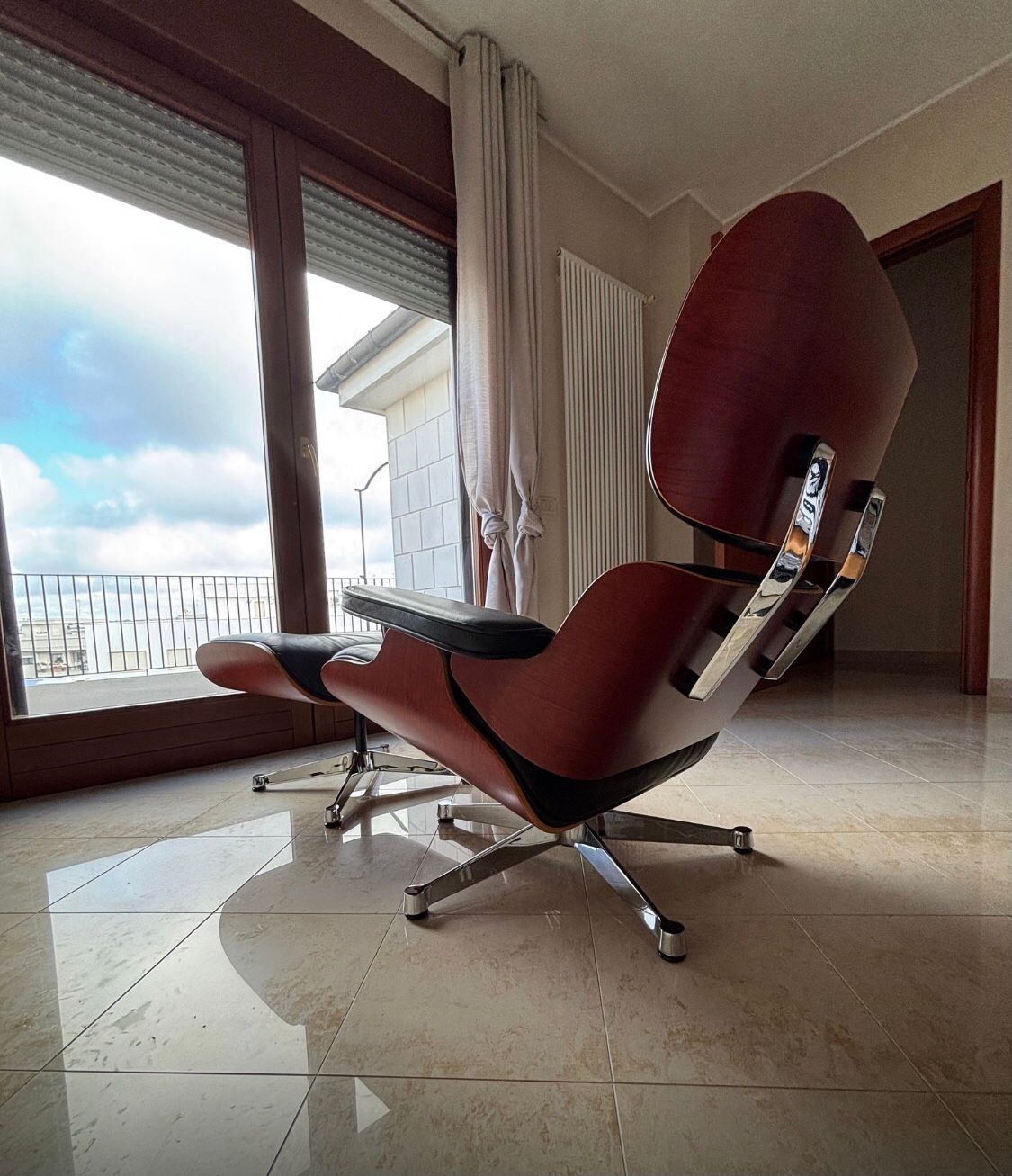 Chaise longue Lounge Chair in palissandro e pelle nera di Eames, Vitra Side