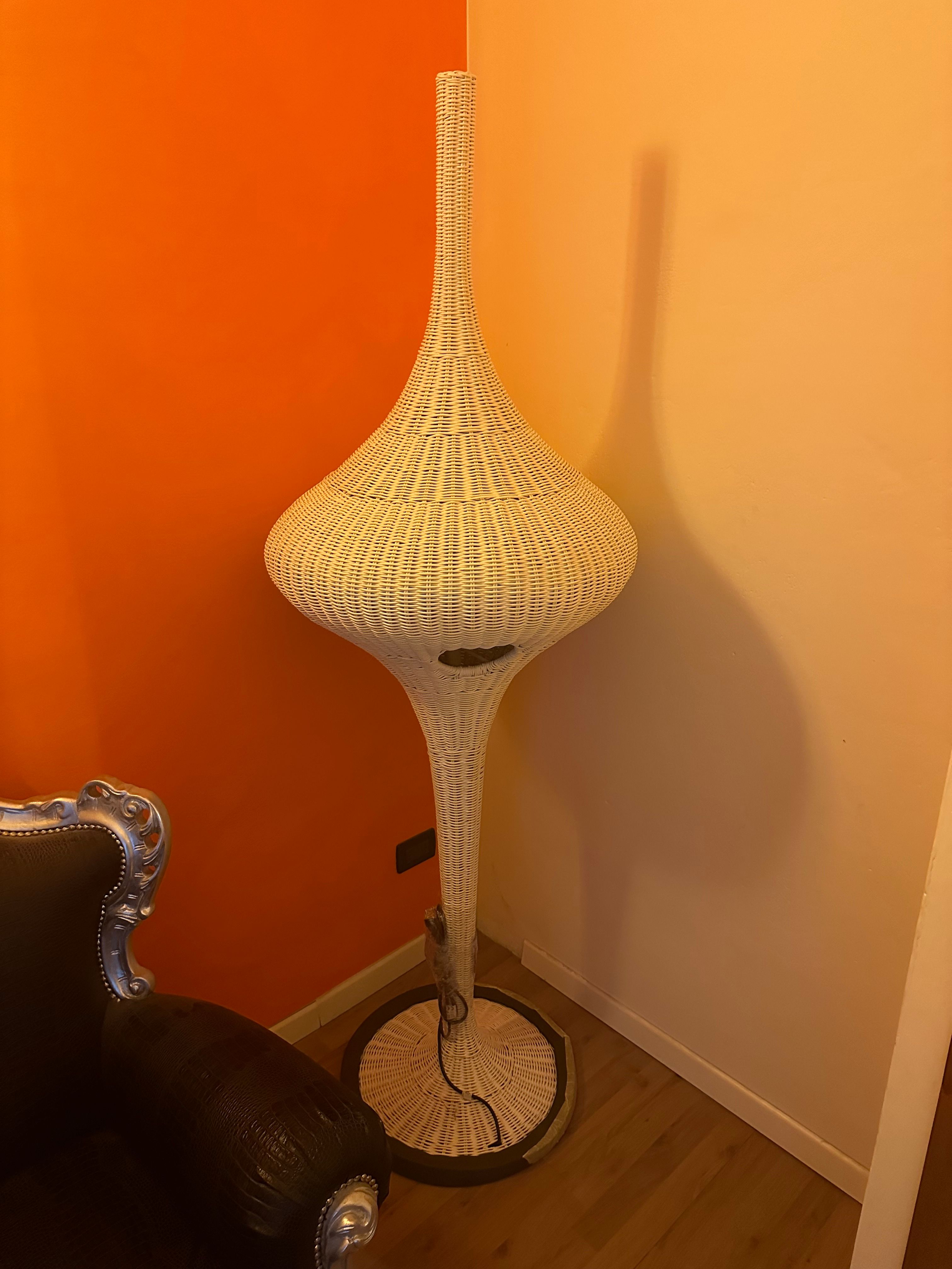 Spin XL Stehlampe aus Natur Rattan Side