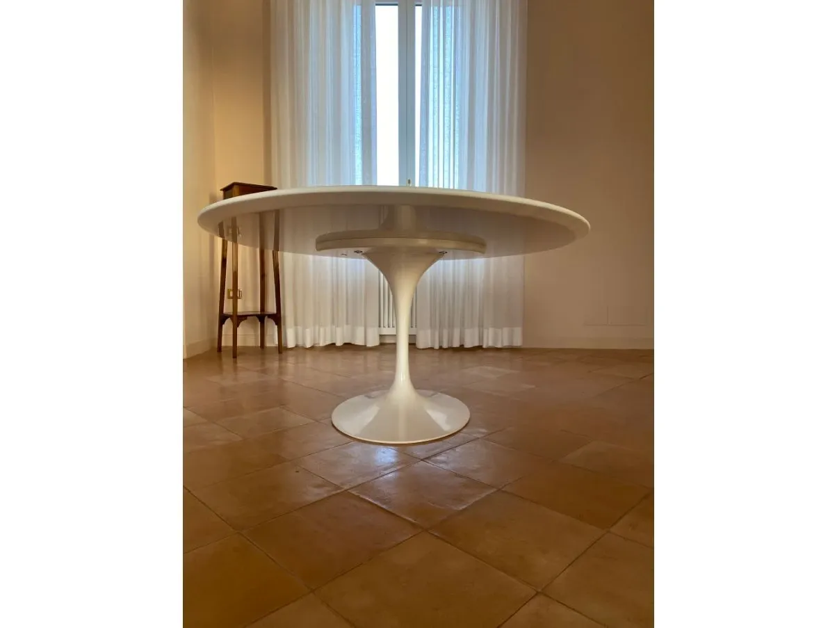 Tulip table by Eero Saarinen 4