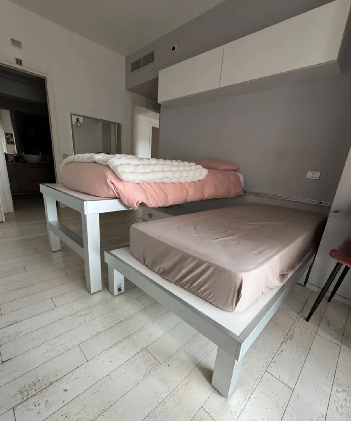 Pair of Sliding Single Beds in Aluminum Main