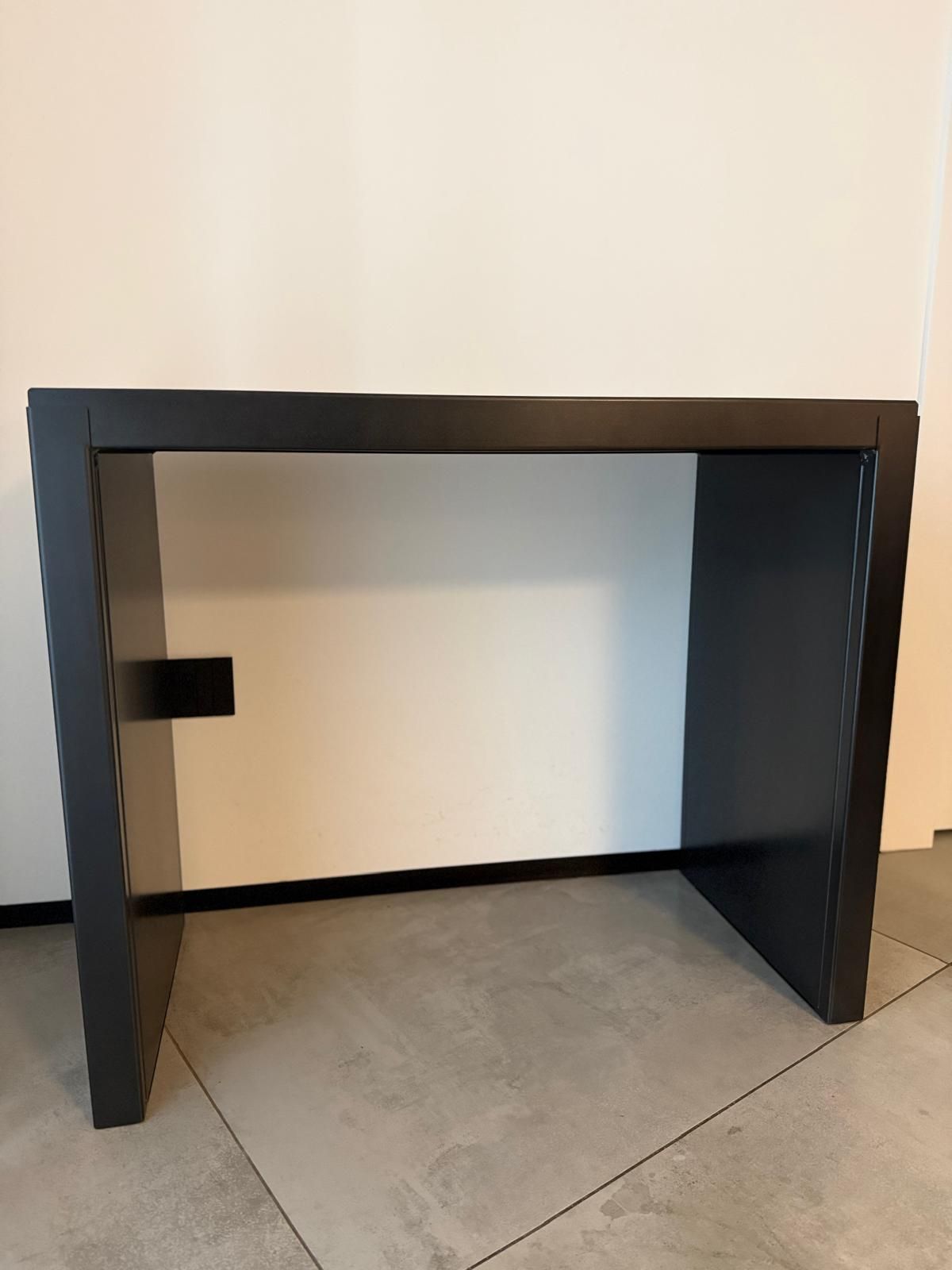 Consoletafel Irony van zwart gefosfateerd plaatstaal door Maurizio Peregalli Front