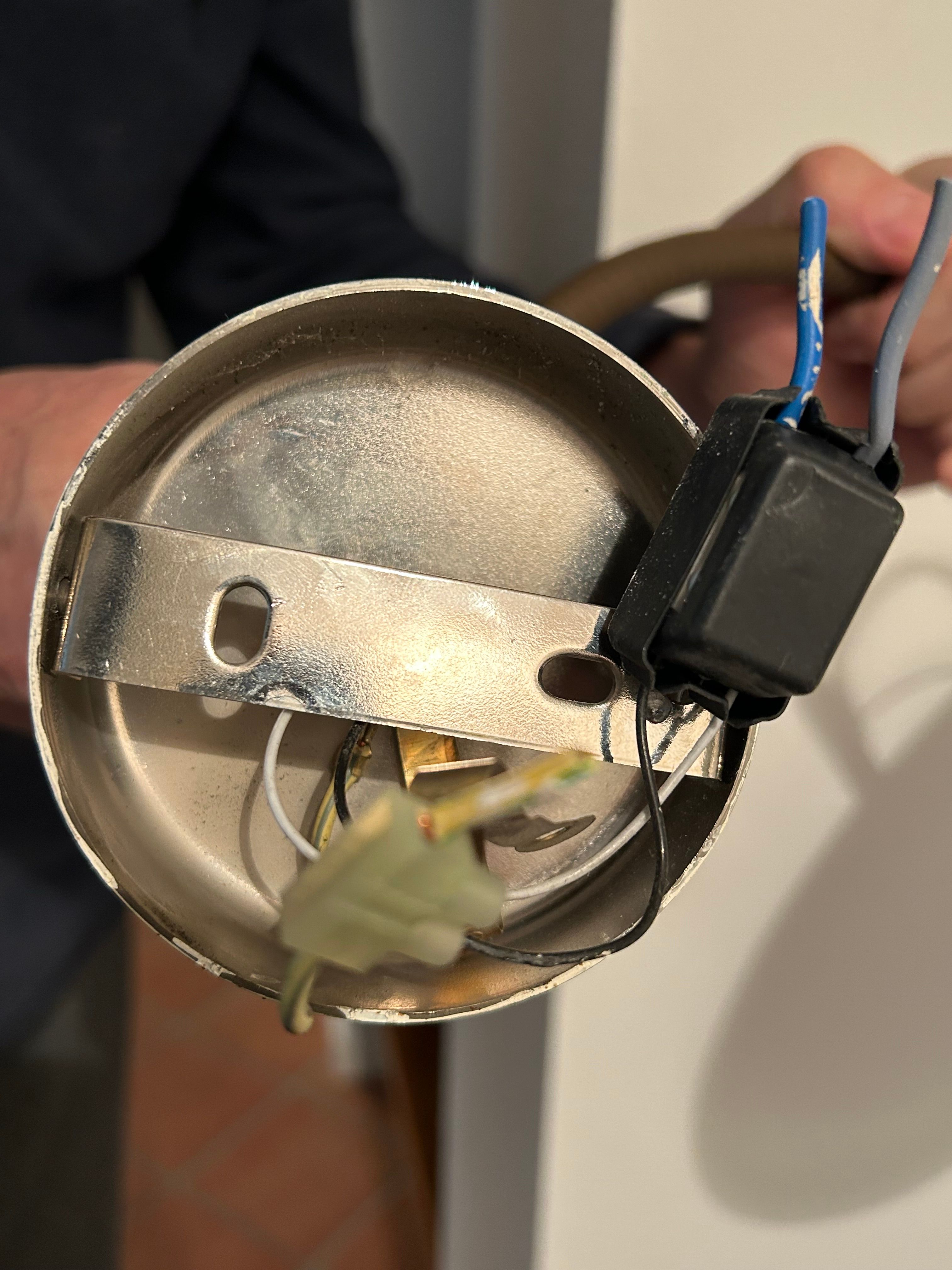 Set van 2 wandlampen Variabele P in messing en wit glas Details