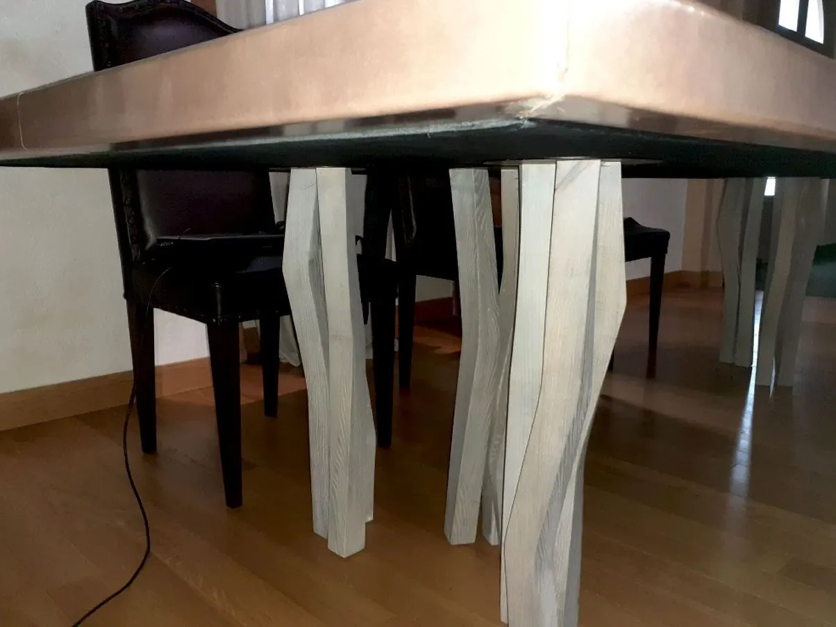 Tavolo rettangolare Jil in pelle con gambe irregolari 1