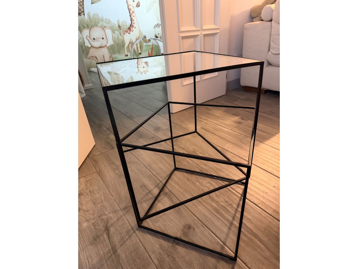 Mesa auxiliar Thin Black de metal (negro) Front