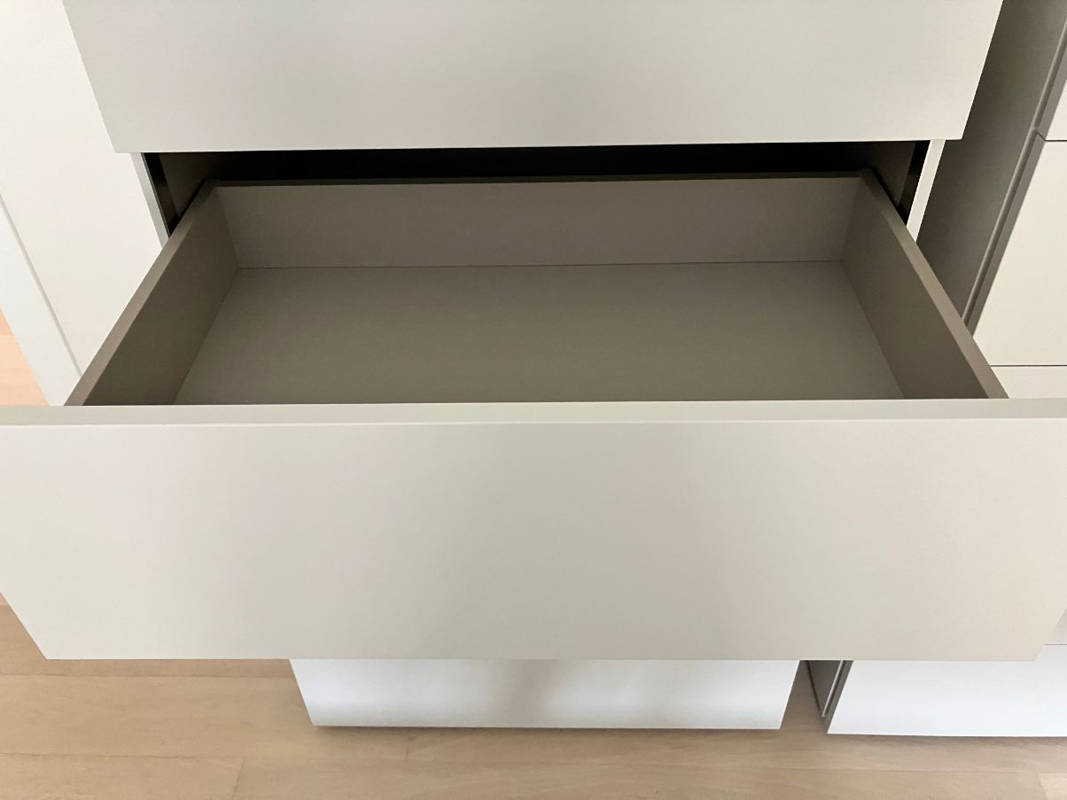 Coppia di cassettiere in legno laccato (grigio chiaro) Details