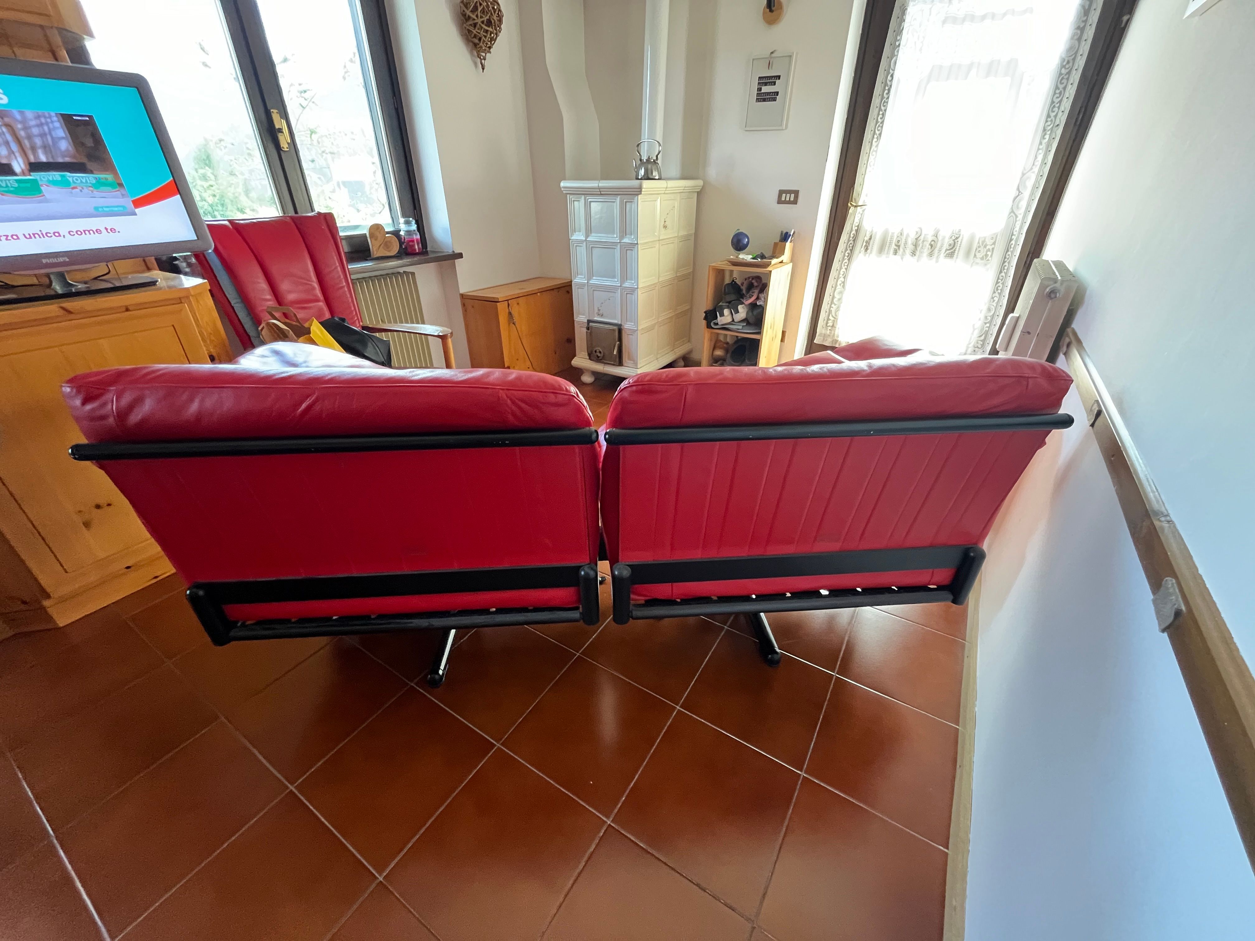 Divano 2 posti rivestito in pelle rossa  Side