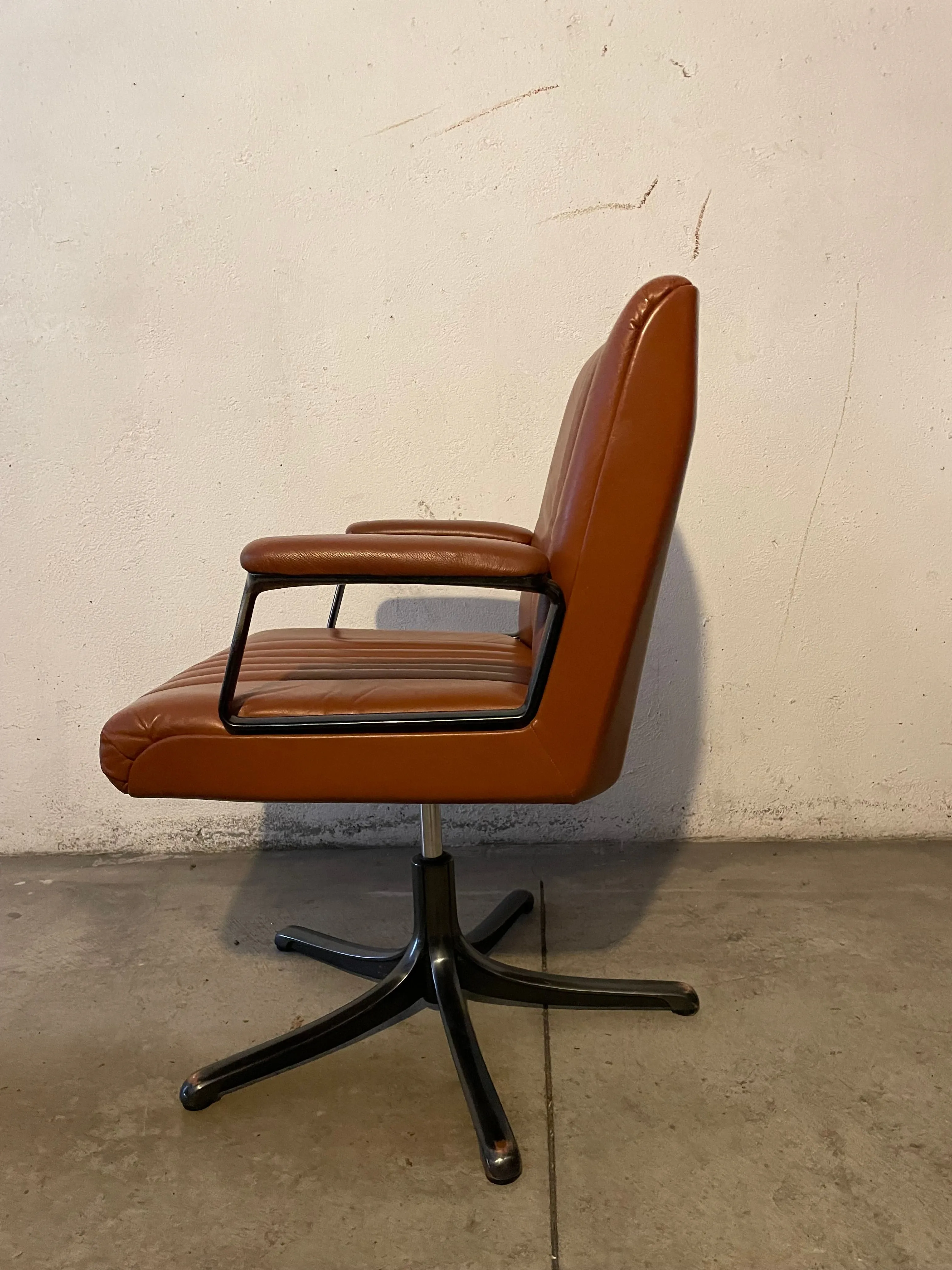 P126 leather office armchair, Tecno 7