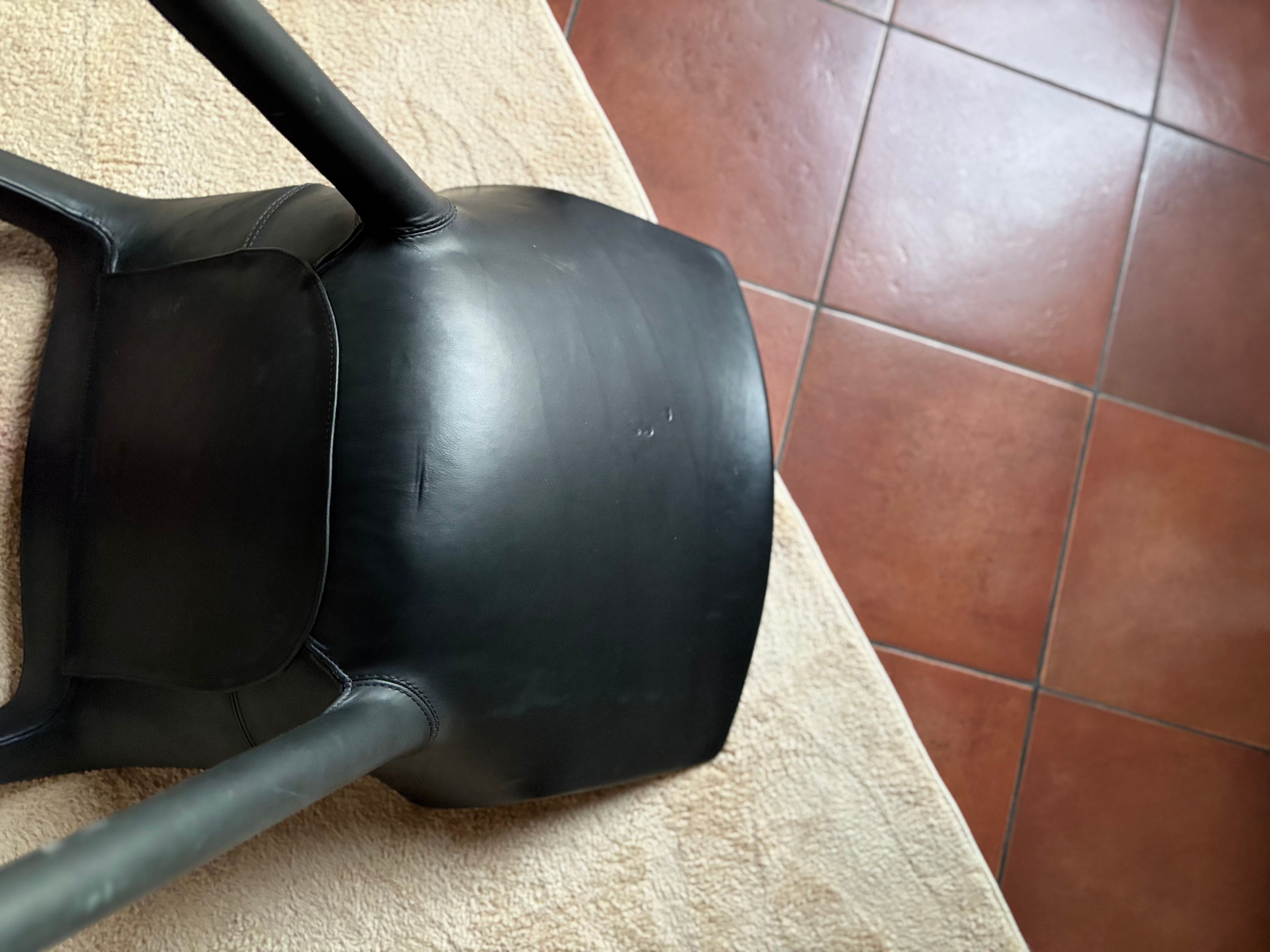 Sedia con braccioli Lou Eat in pelle nera di Philippe Starck Side