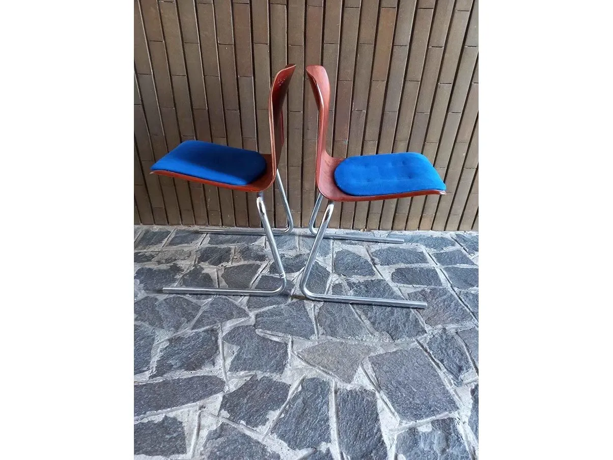 Set of 2 plastic chairs (1970s) 2