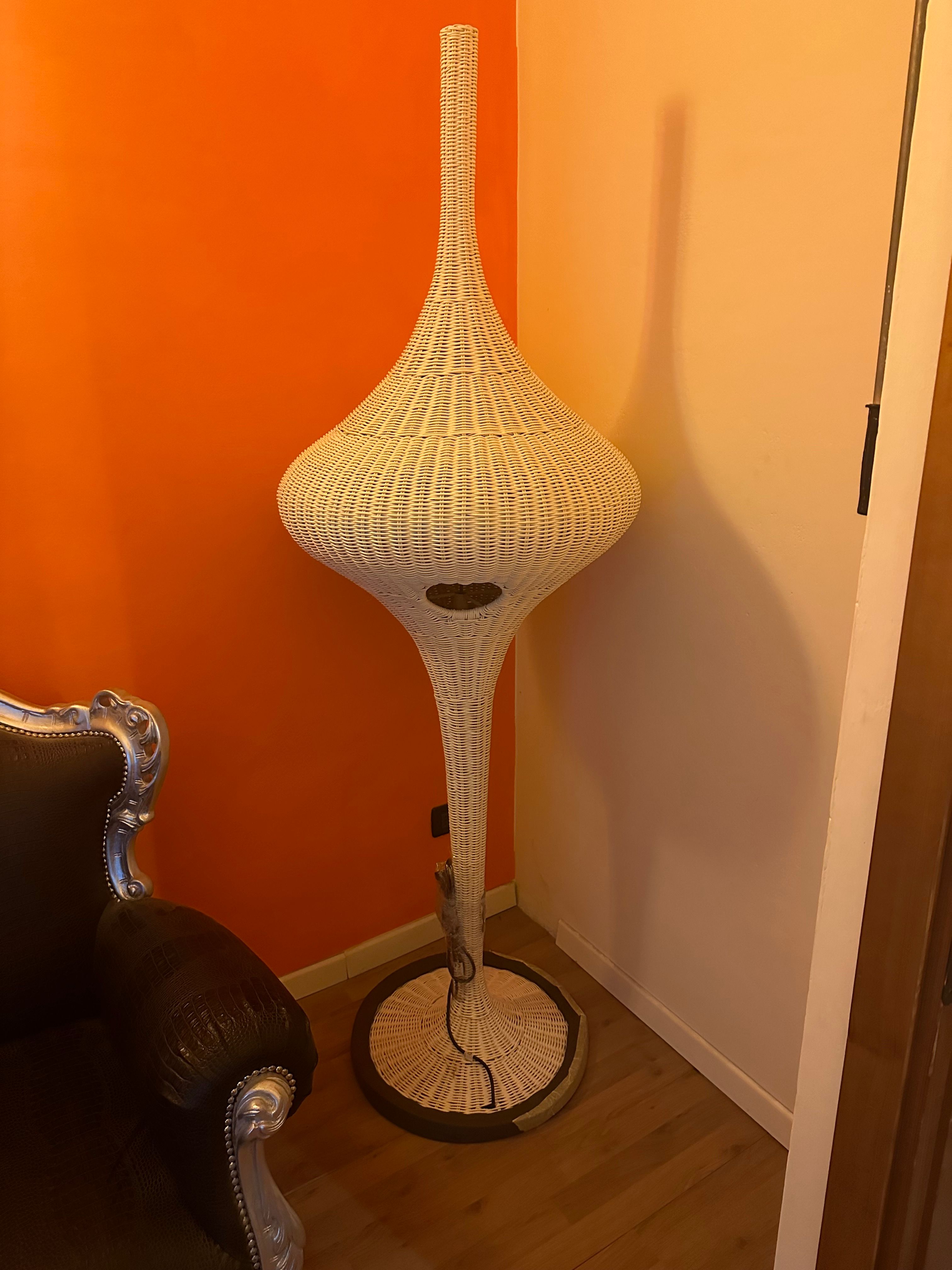 Spin XL Stehlampe aus Natur Rattan Main