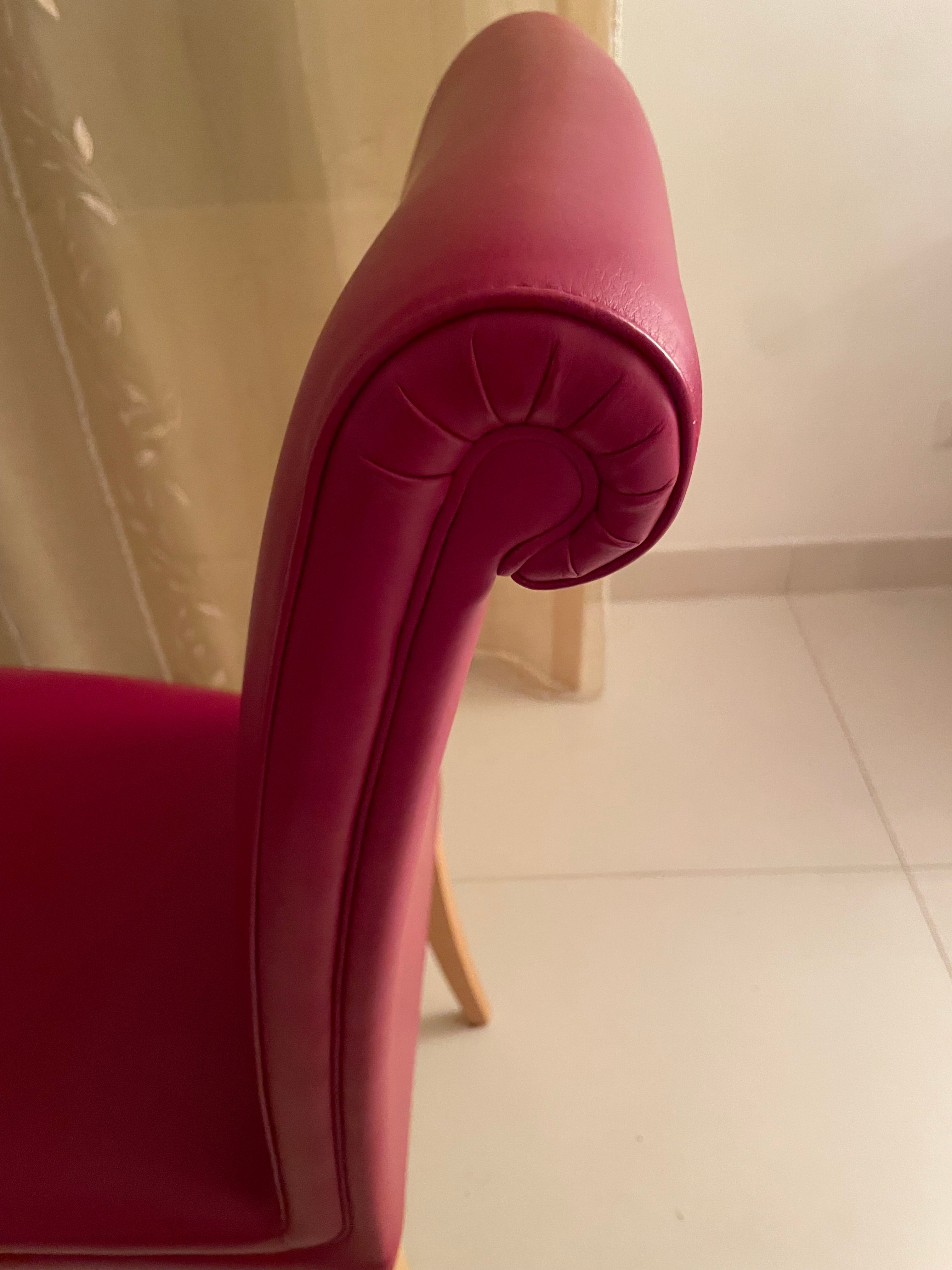 Stuhl Vittoria aus Leder in Weinrot und naturbelassenem Buchenholz Side