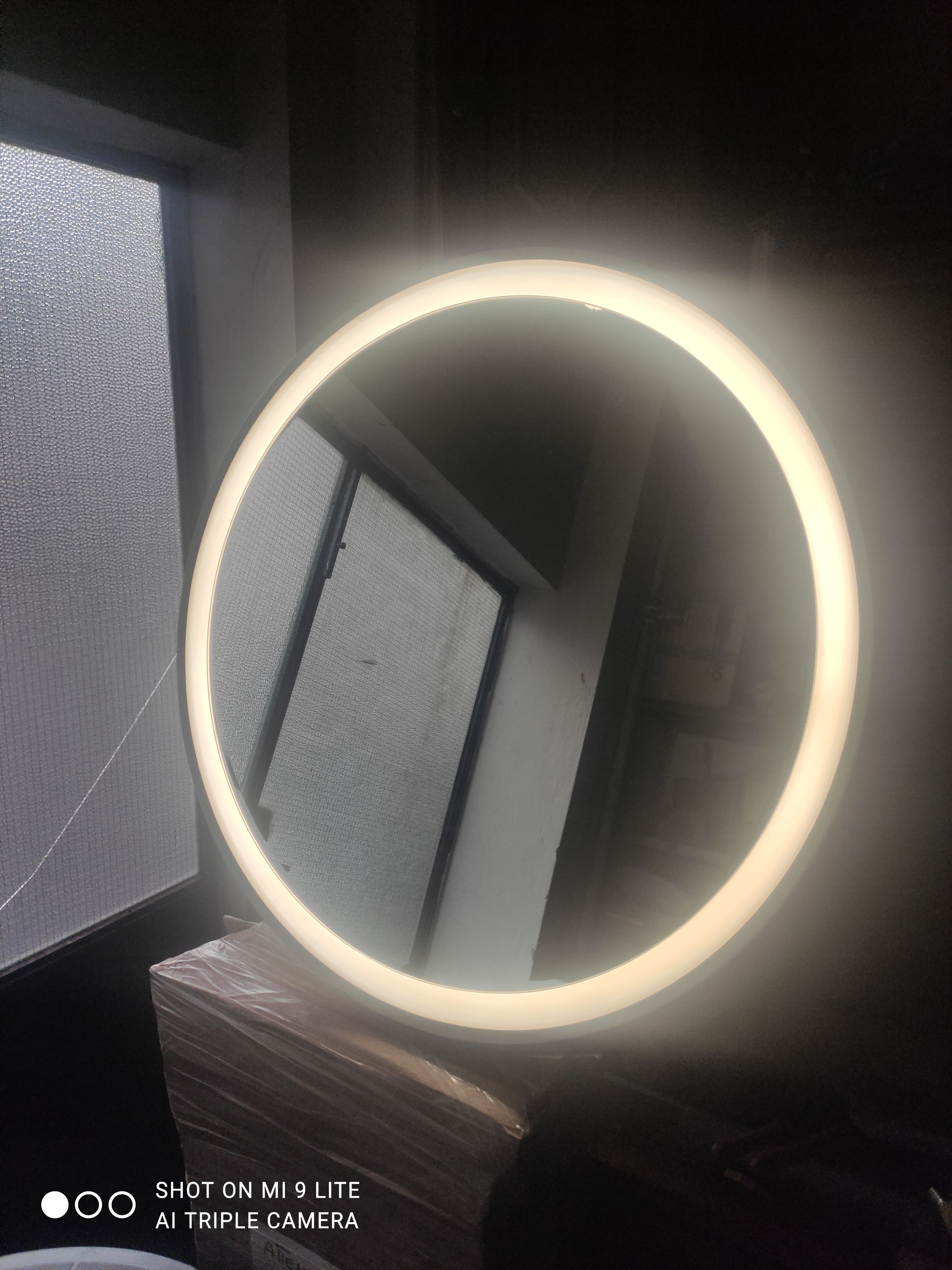 Rückwandbeleuchteter Badezimmerspiegel im 70er-Jahre-Stil Brand