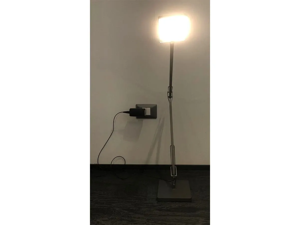 Kelvin Edge table lamp in aluminum, Flos 2
