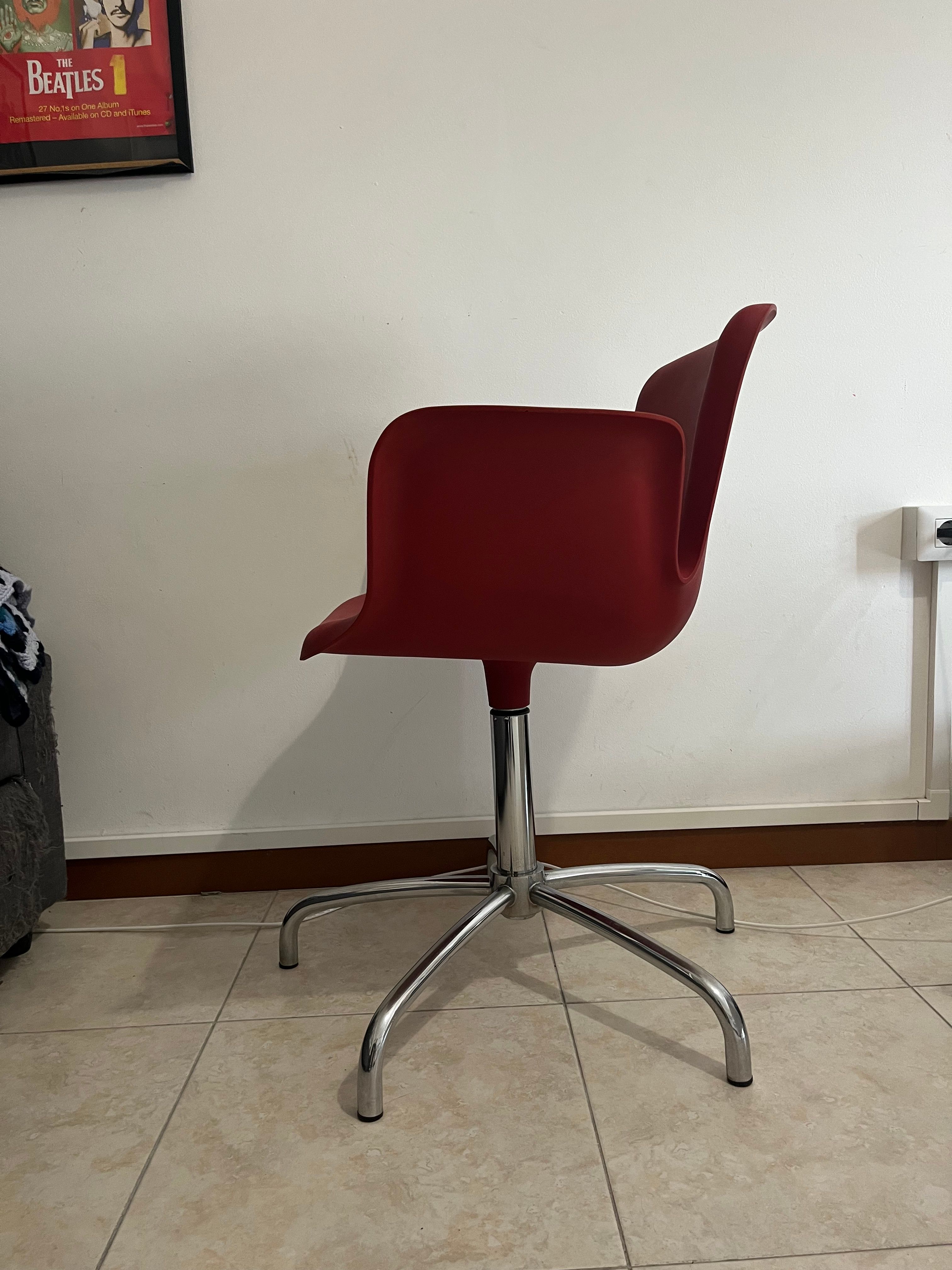 Pair of red Juli swivel chairs by Werner Aisslinger, Cappellini  Side
