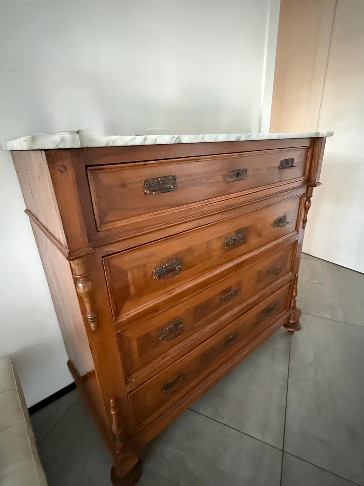 Commode avec plateau en marbre blanc et noyer (XIXe siècle) Main