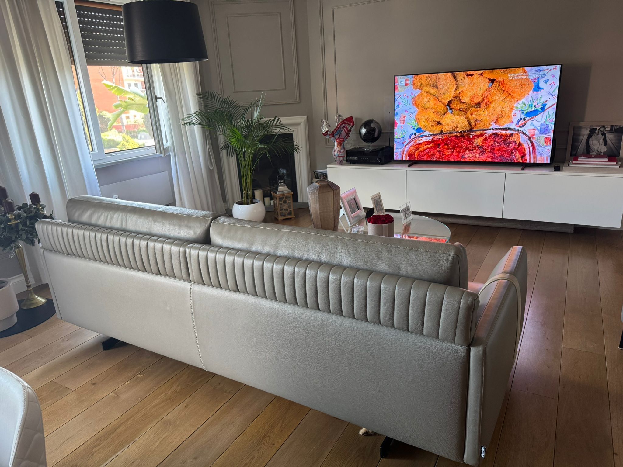 Dee Dee 4-seater leather sofa Details