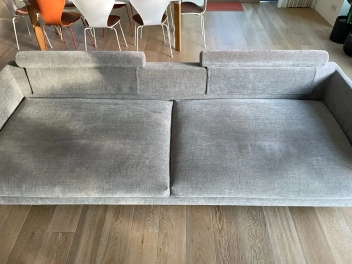 Schlafsofa Axel mit Hocker aus grauem Stoff 9
