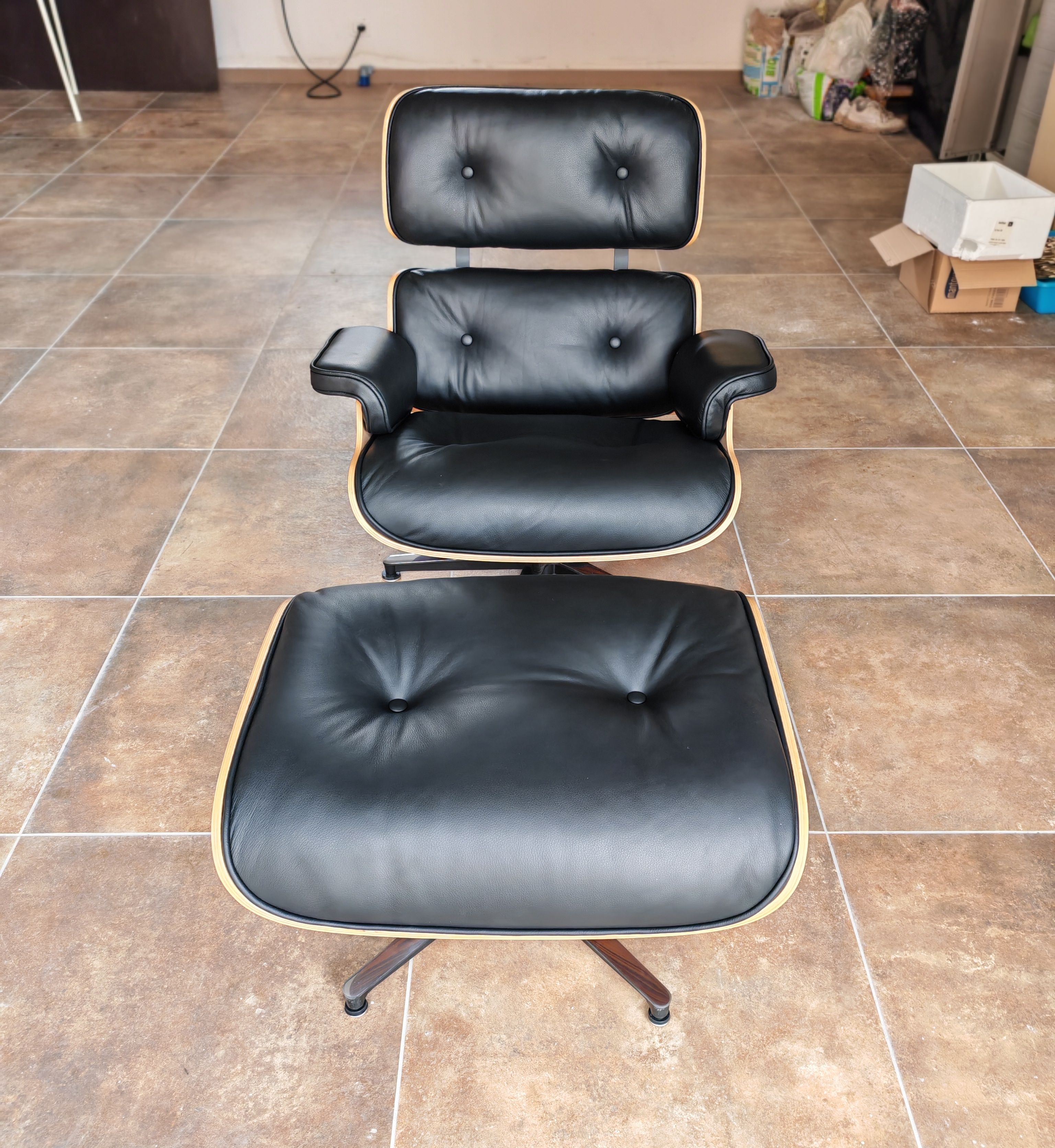 Chaise Longue Lounge Chair in pelle nera di Charles e Ray Eames, Vitra  Front