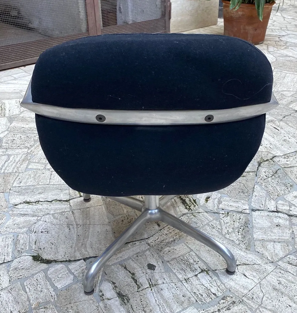 2 Swivel Chairs No. 2038 Bruce Hannah & Andrew Morrison, Knoll International 2