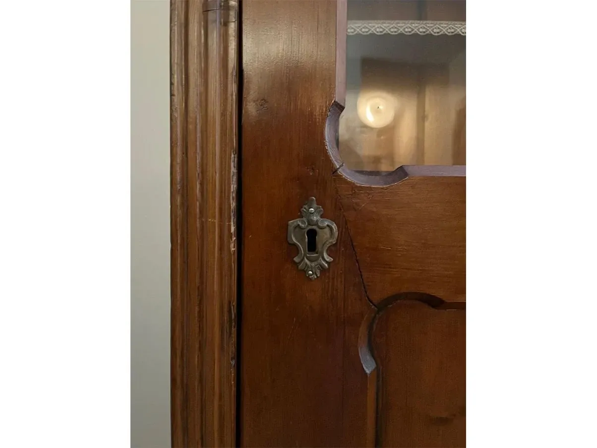 Vetrinetta vintage in legno e vetro antico con ripiani 
