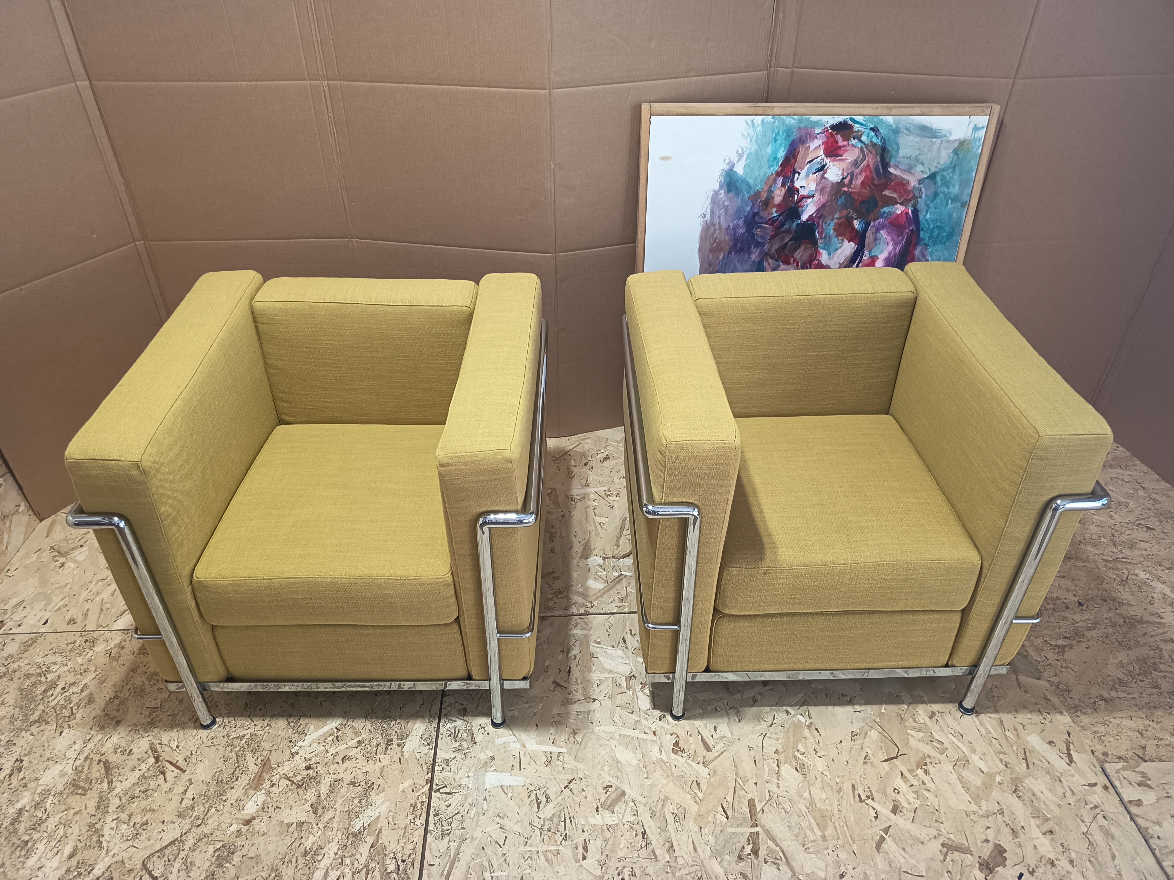 Coppia di poltrone LC2 in cotone giallo di Le Corbusier Pierre