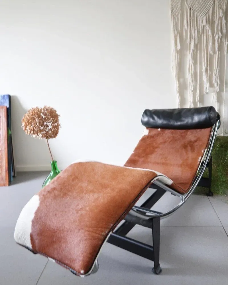 Lc4 chaise lounge in pony skin, Kubikoff image