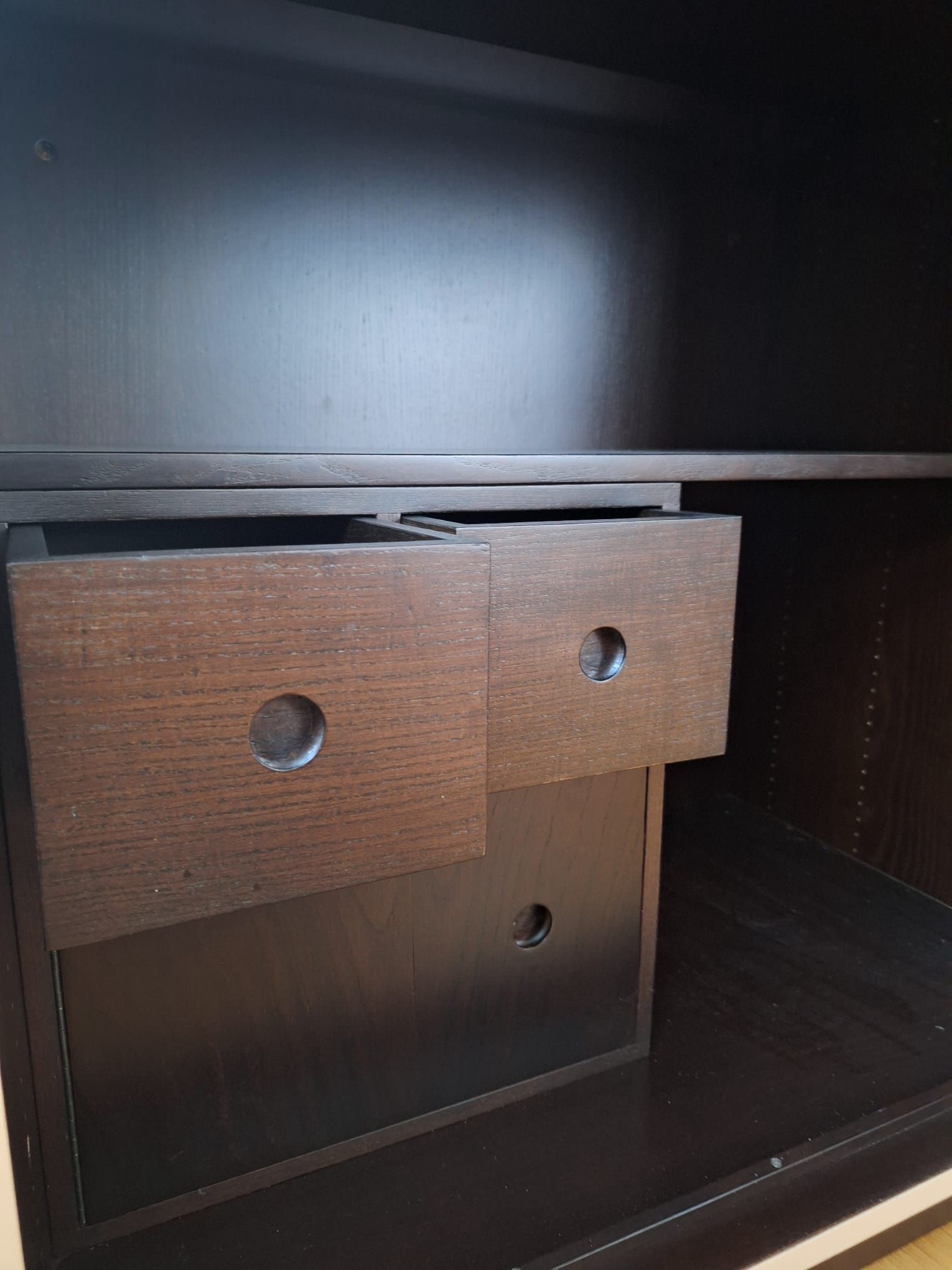 Coppia di mobili contenitori bifacciali Casier in legno laccato di Le Corbusier, Cassina Details