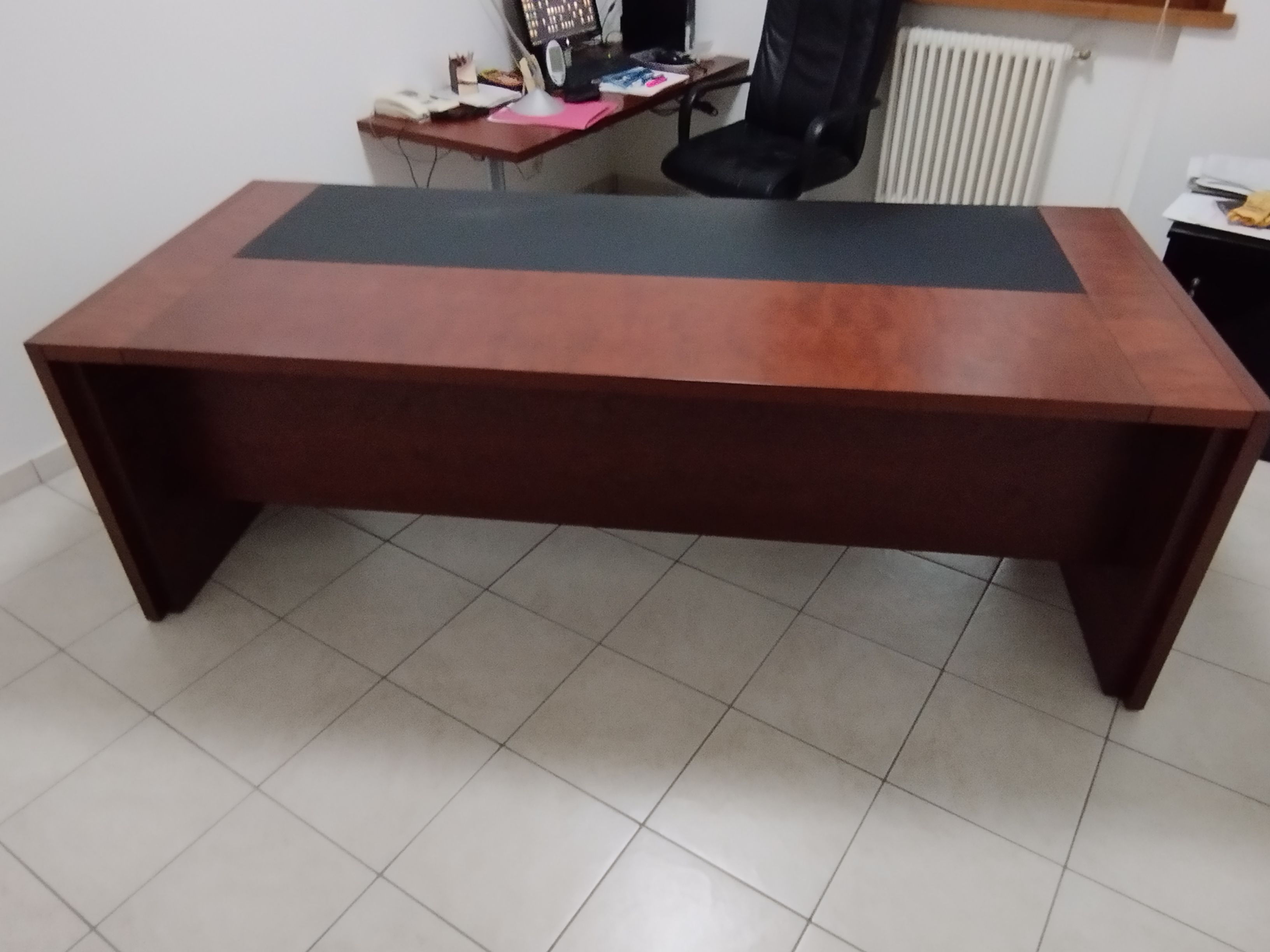 Scrivania vintage in legno verniciato poliestere e pelle Brand