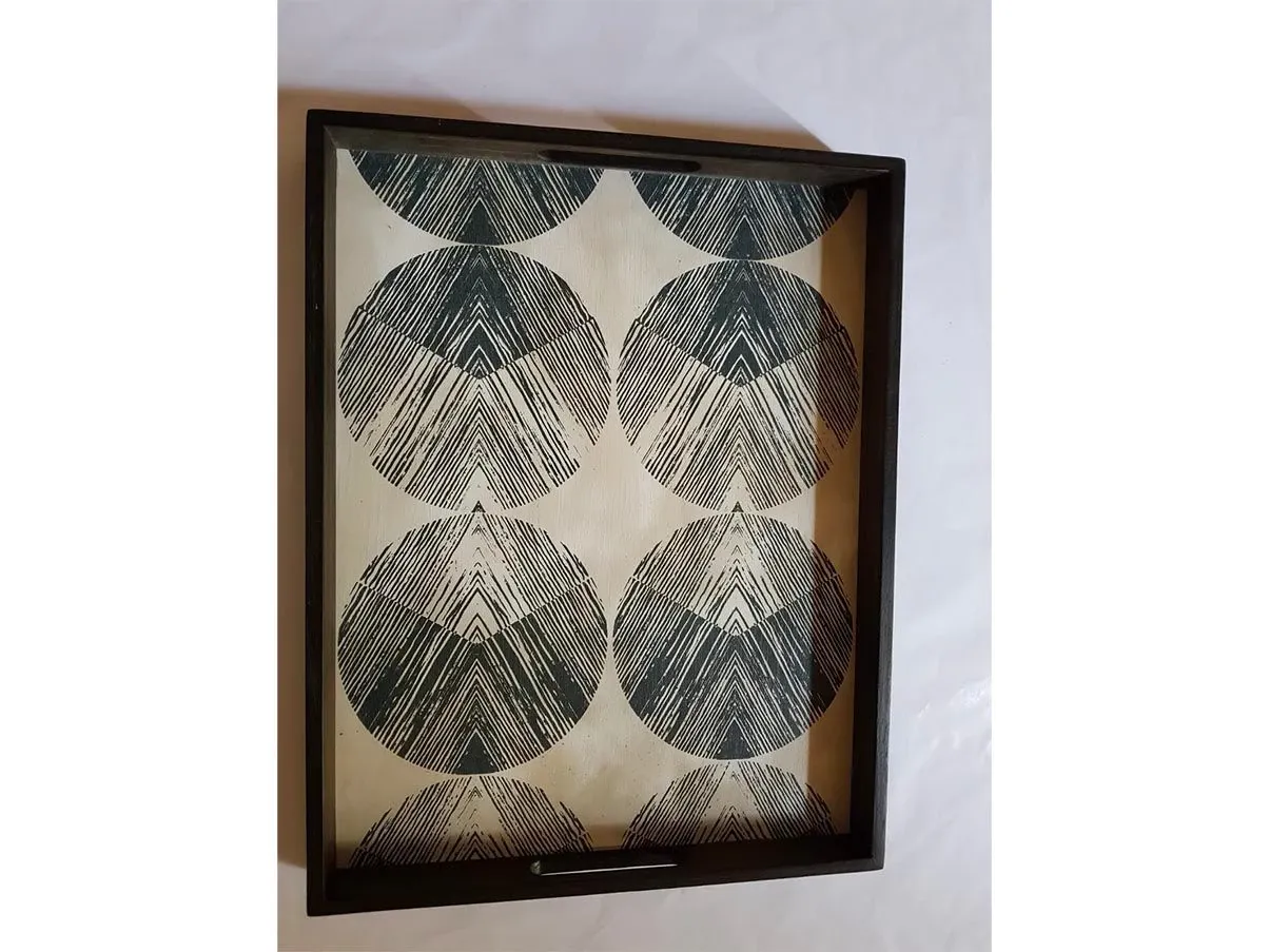Chevron tray in wood with frame (black) 1