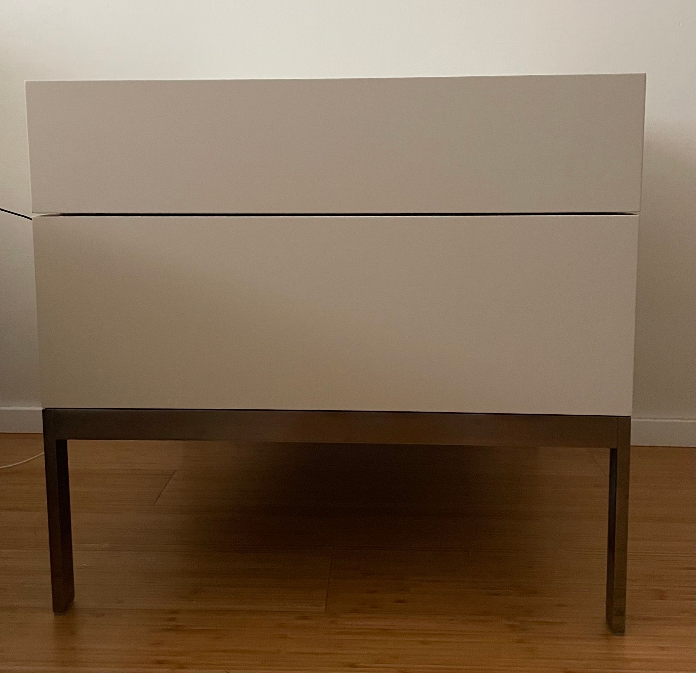 Paar 606 Silikat-Nachttische Main