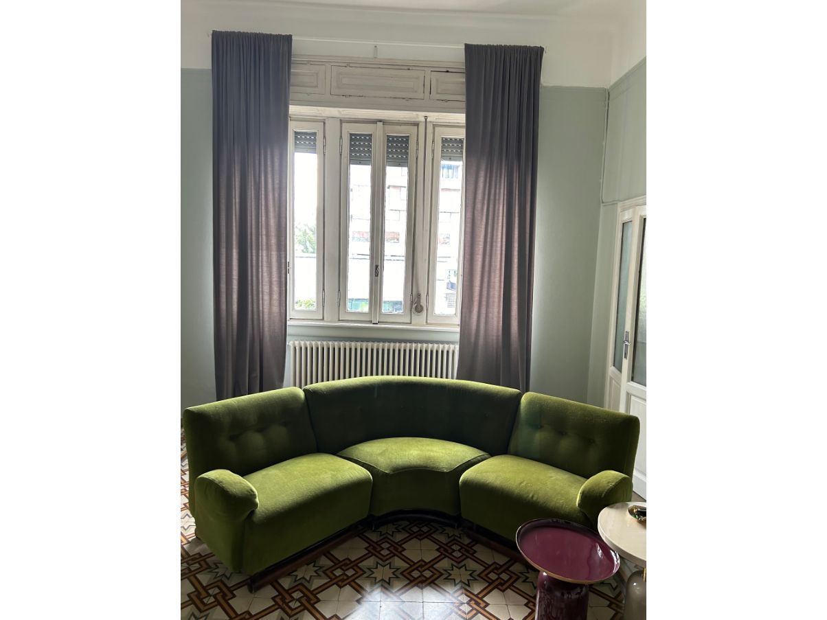 Curved modular and sectional sofa in green velvet (70s) Main