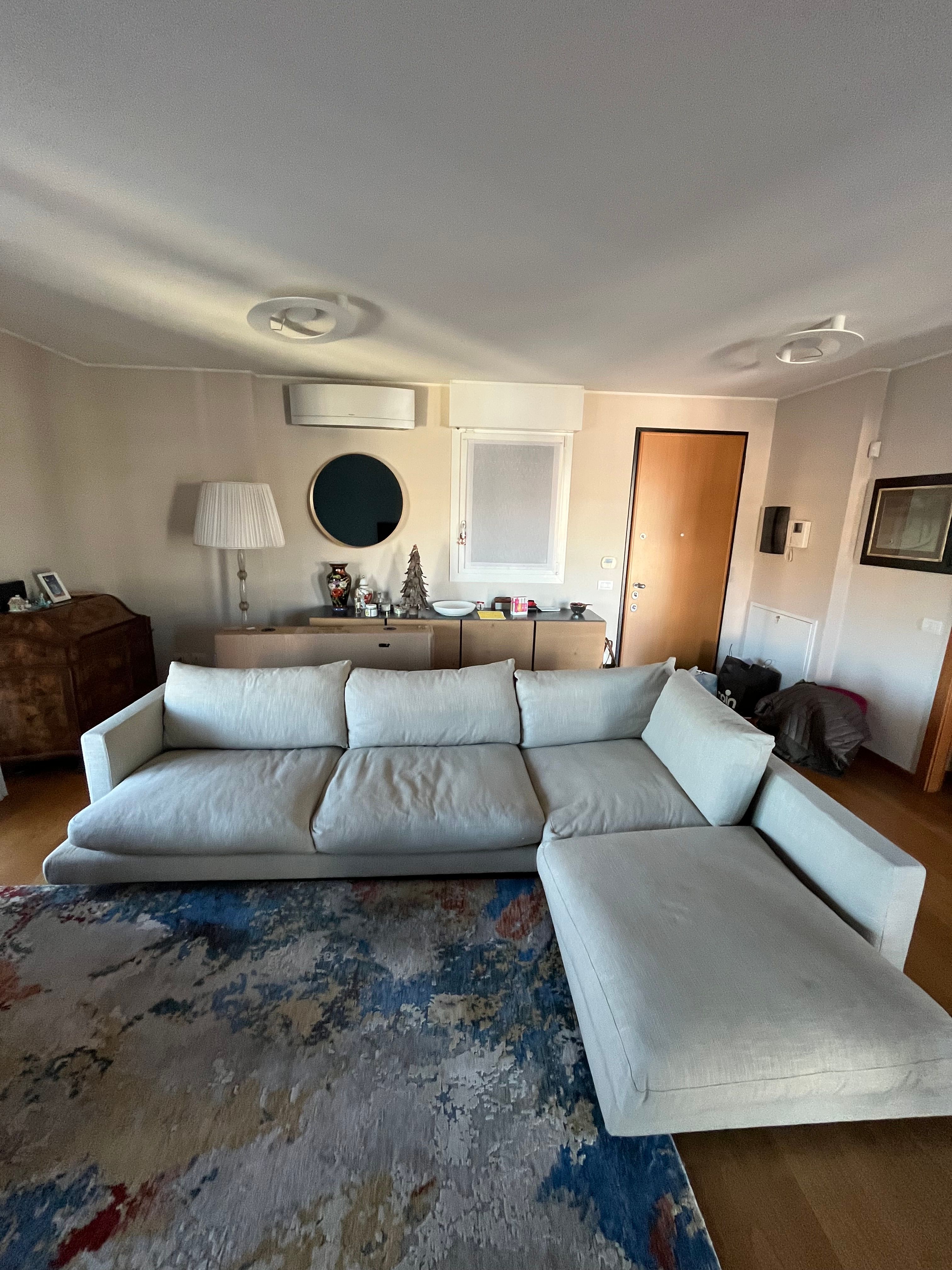 Beiges Ecksofa mit Stoffbezug und Chaiselongue Main