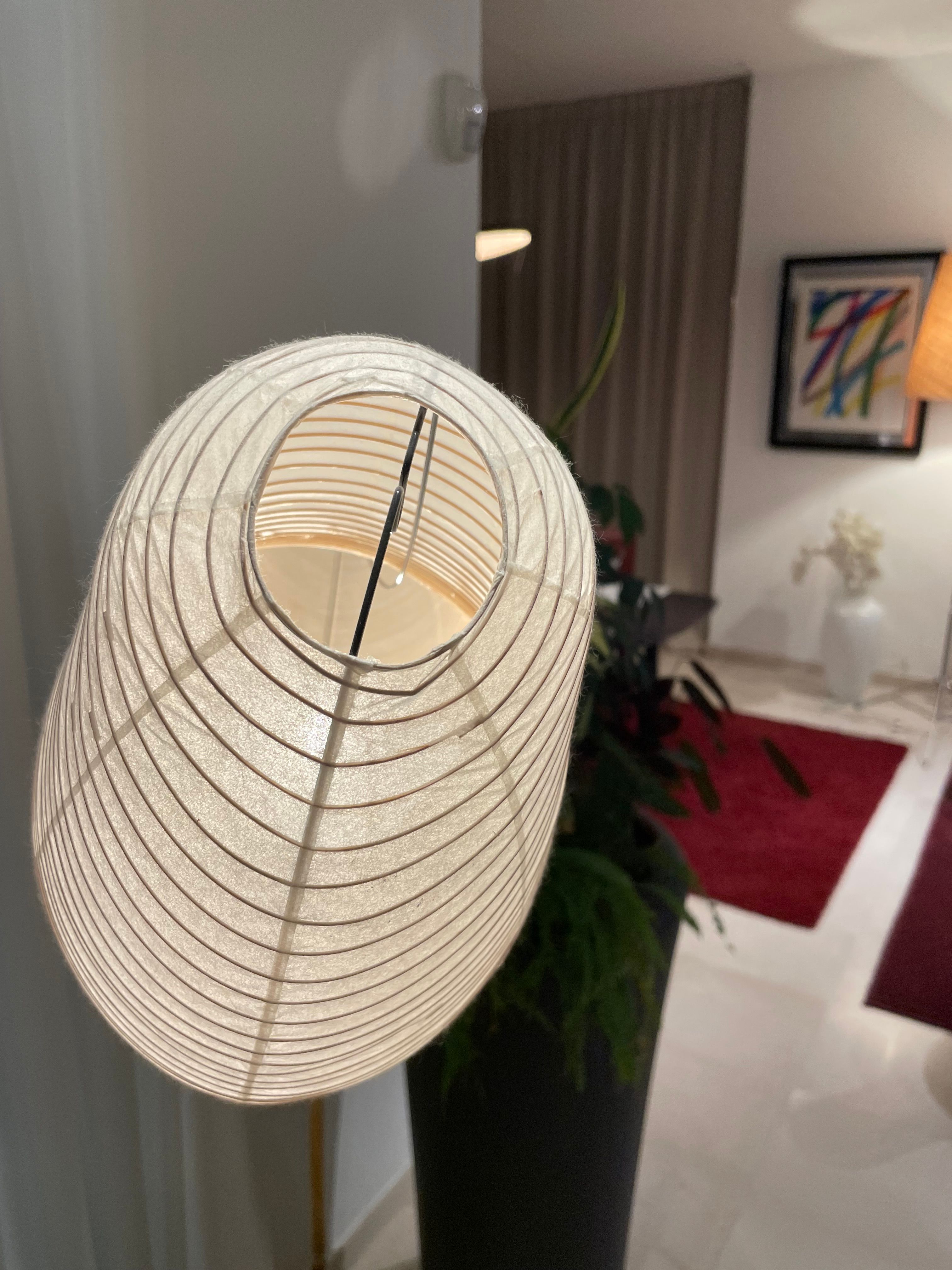 Stehlampe Akari BB3-33S von Isamu Noguchi Side