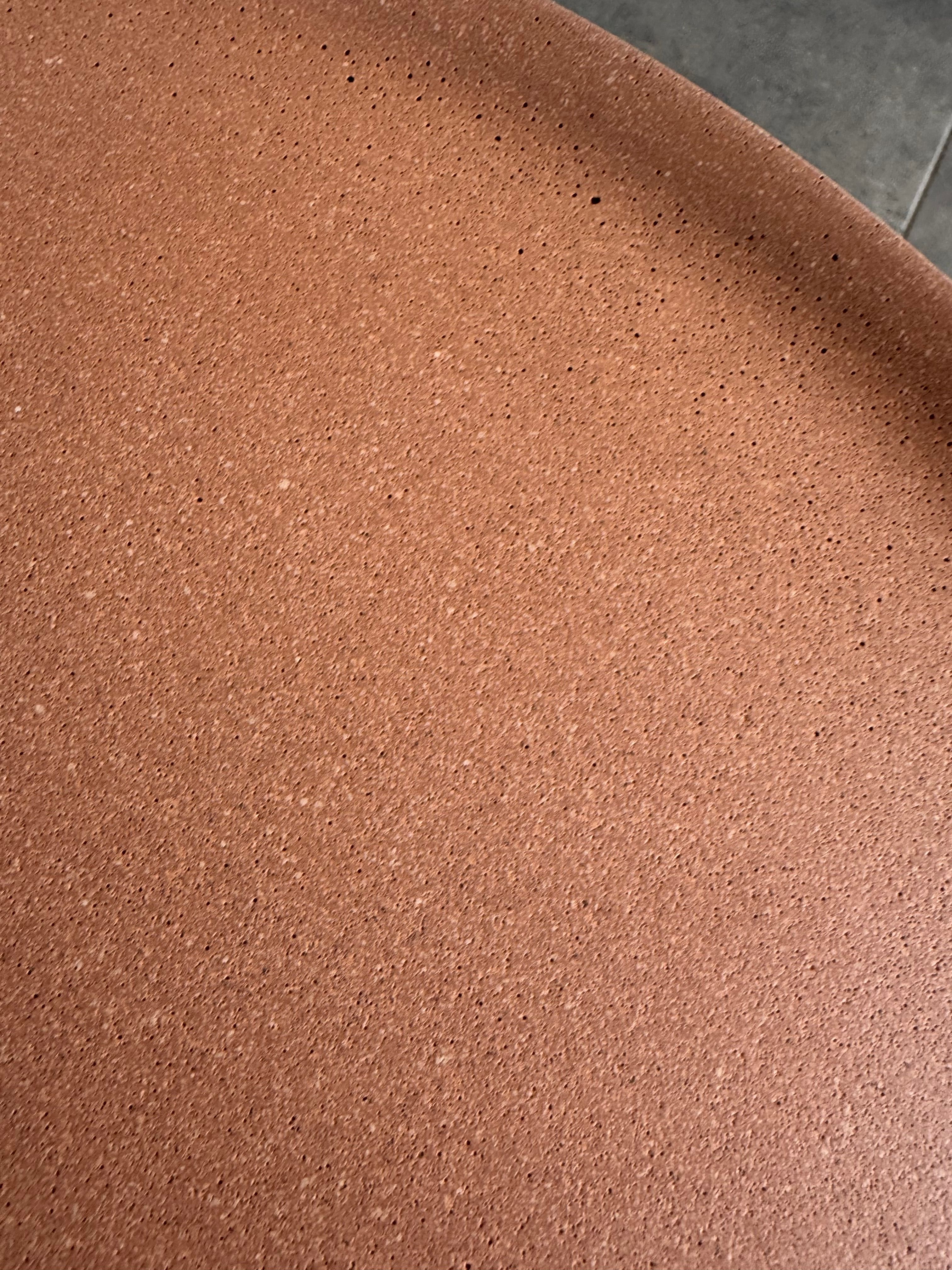 Tavolino Louisa in cemento rosso mattone Details