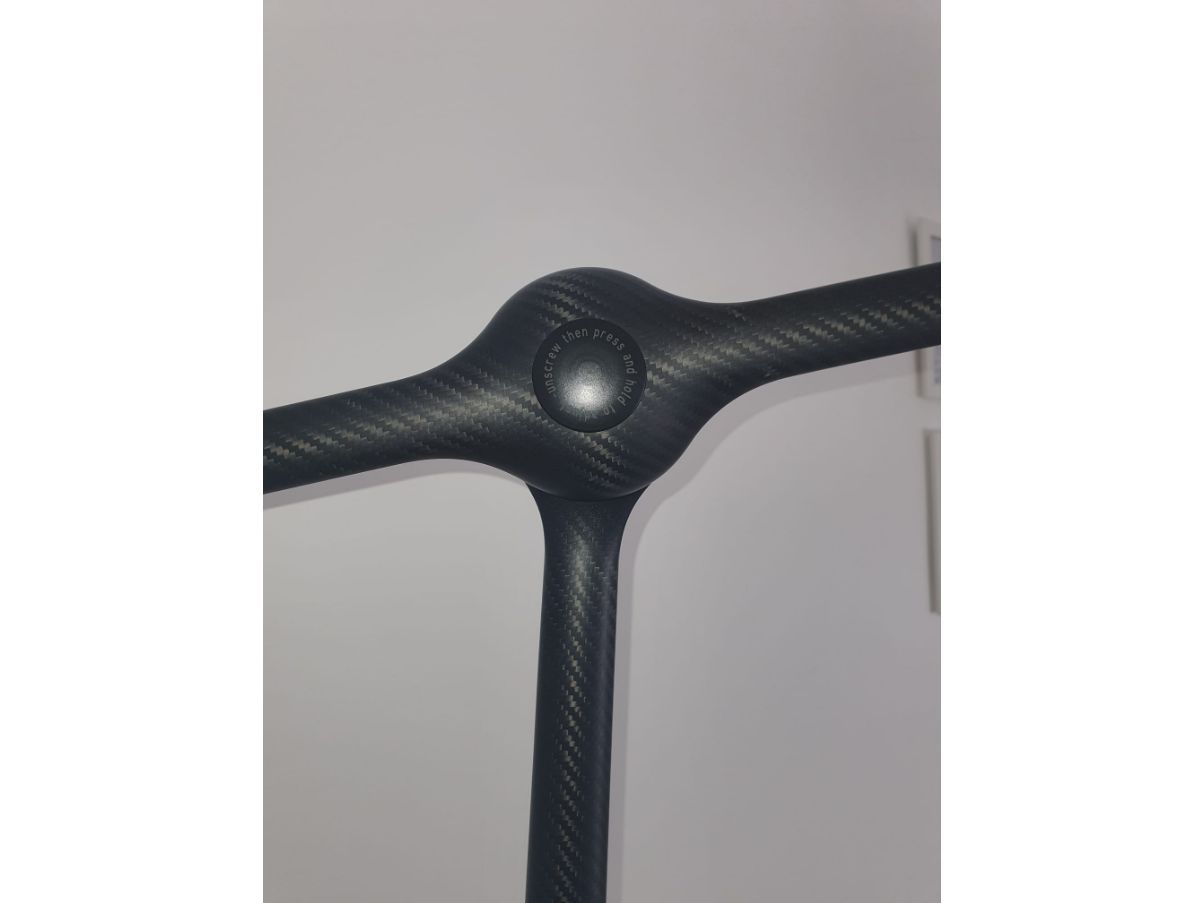 Lampada da terra Jump in fibra di carbonio, Natuzzi Defects