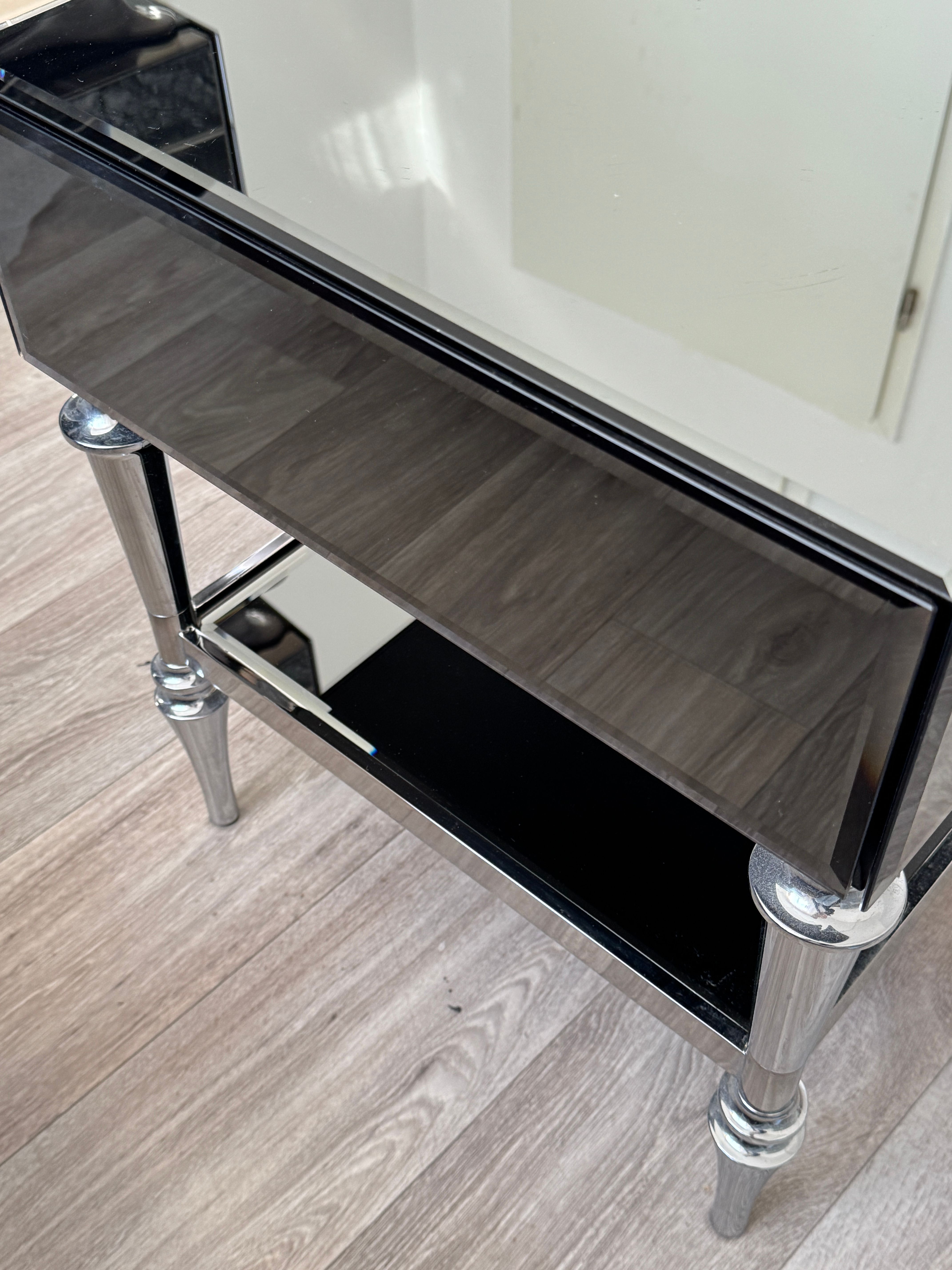 Coppia di comodini in vetro specchiato Front