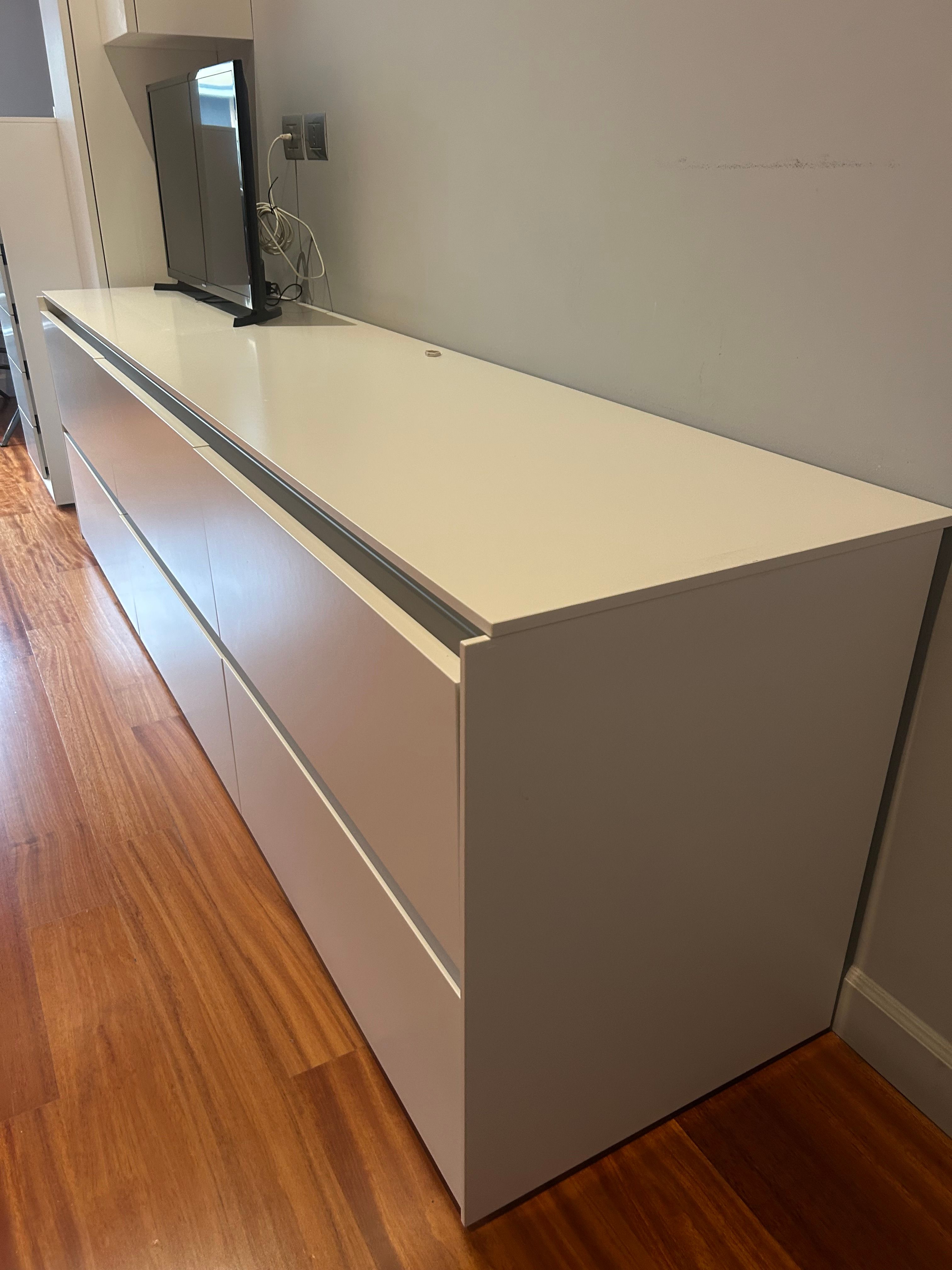 Matt White Lacquered Drawer Unit and Two Wall Cabinets Set Optional8