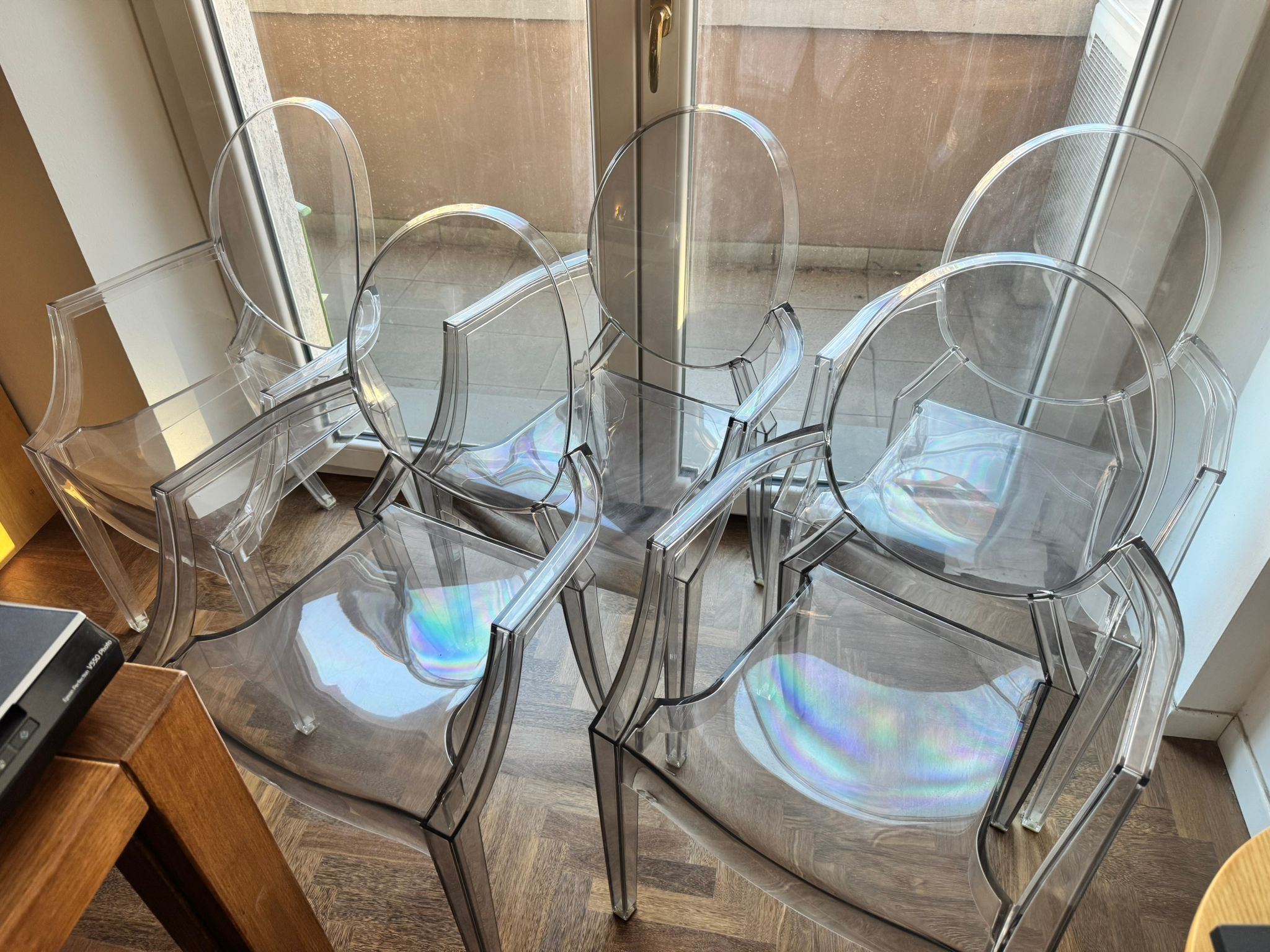 Set di 5 sedie Louis Ghost trasparenti di Philippe Starck Main