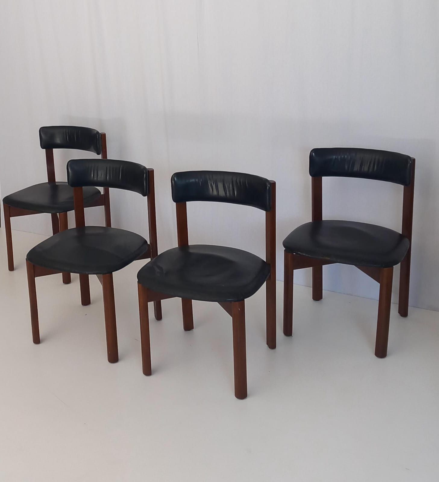4er Set Vintage Esszimmerstühle aus Nussbaumholz und schwarzem Leder (70er Jahre) Details