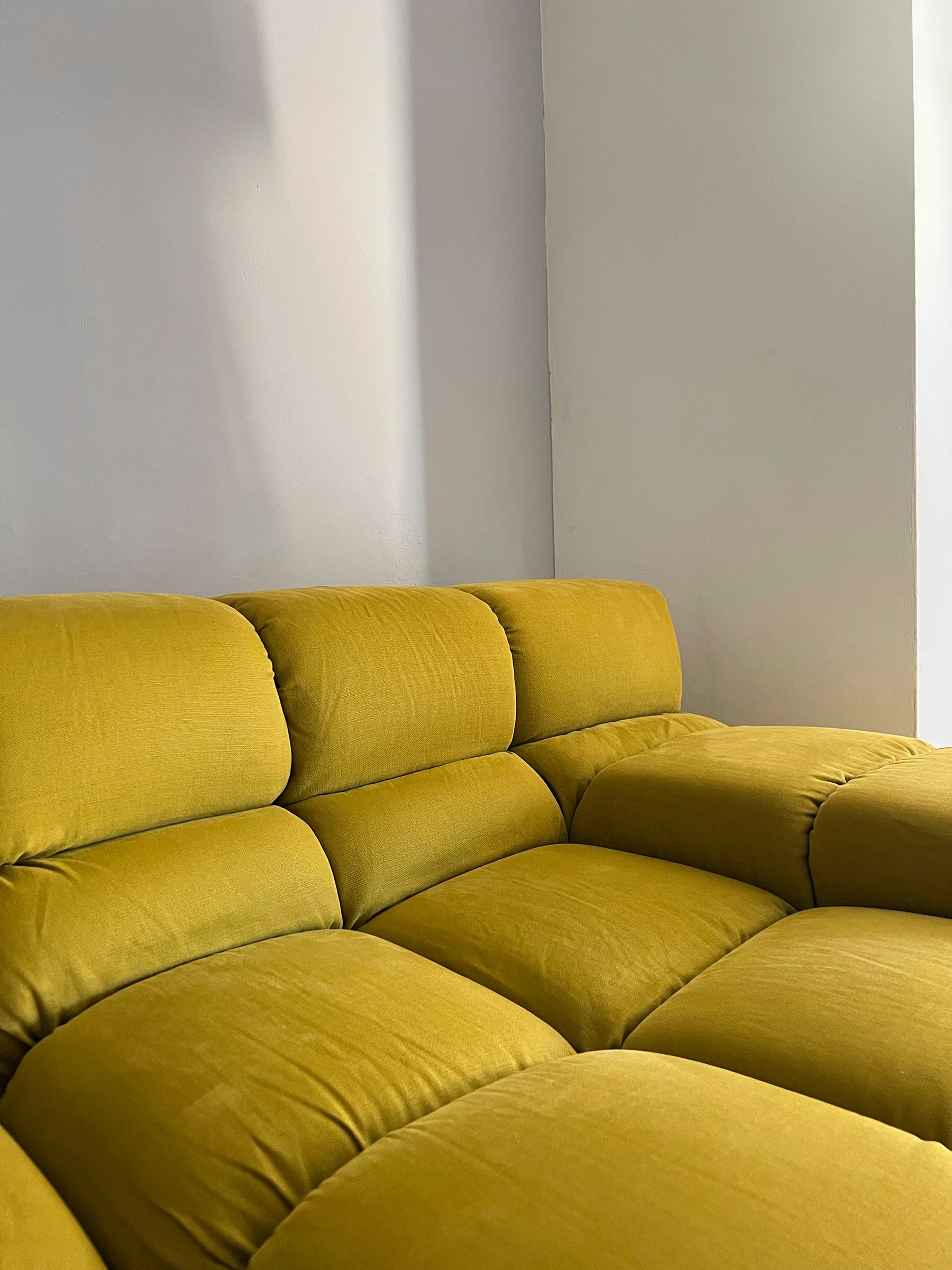 Divano Tufty–Time rivestito in tessuto verde ocra di Patricia Urquiola Defects