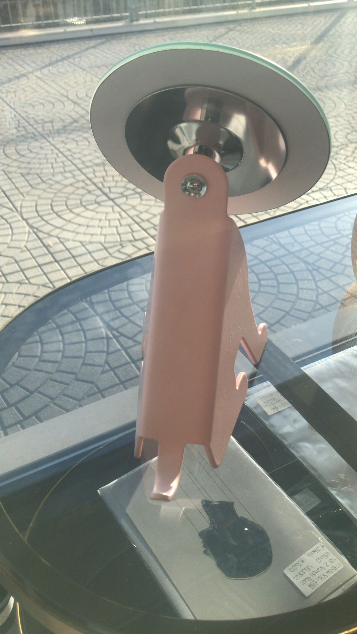 Specchio da tavolo Dog Face in metallo rosa Details