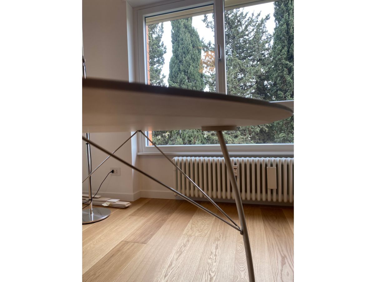 Hängender runder Couchtisch aus weiß lackiertem Holz Details