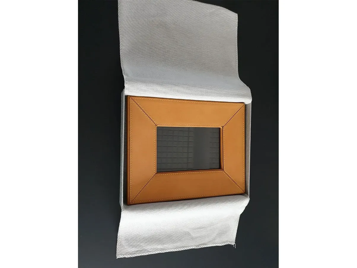 Photo frame in leather (beige), Poltrona Frau 1